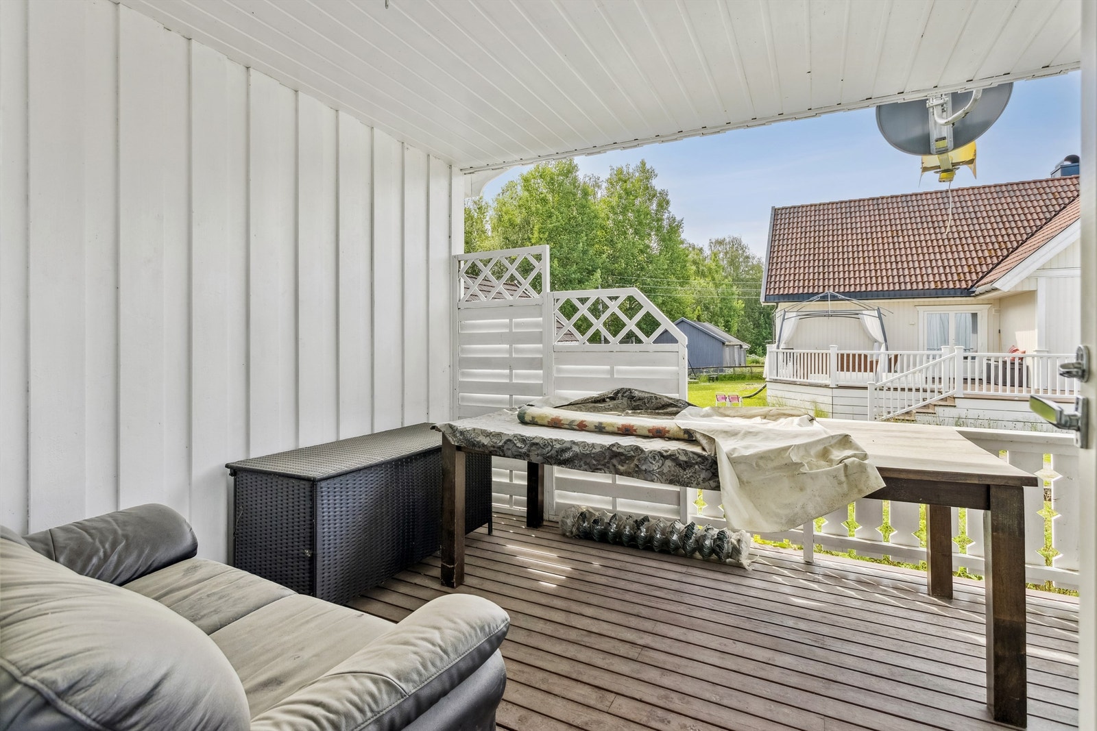Overbygget terrasse på 15m² gir ly for vær og vind kan benyttes uavhengig av været Galleribilde