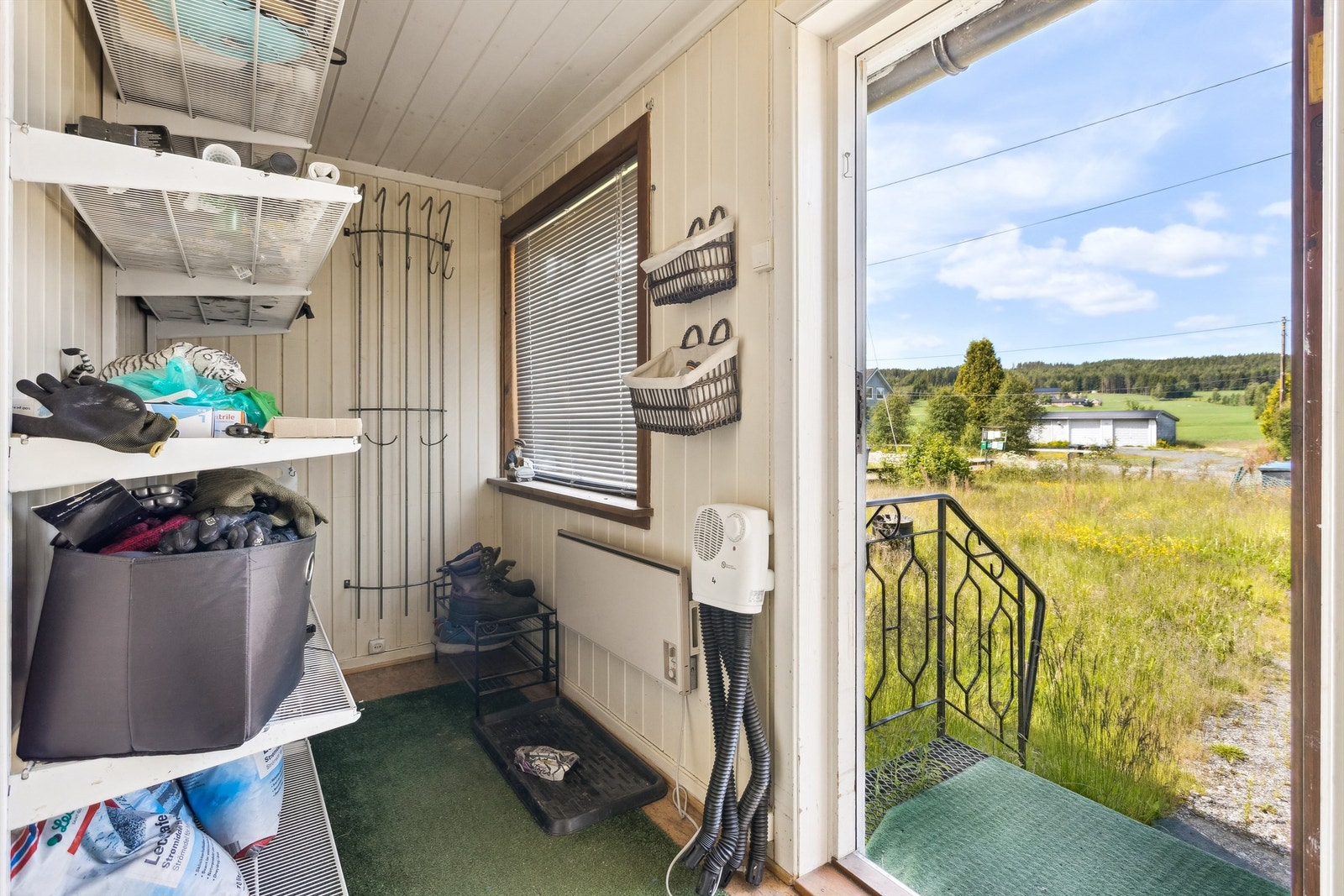 Vindfanget gir en praktisk og skjermet inngang til boligen. Plass til garderobeløsning for klær og sko. Galleribilde