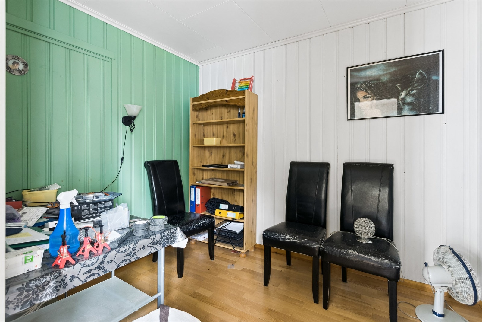 Kontor med skyvedør mot spisestue - ideelt for hjemmekontor eller hobbyaktiviteter. Rommet har ikke vindu og er ikke godkjent som soverom/til varig opphold Galleribilde