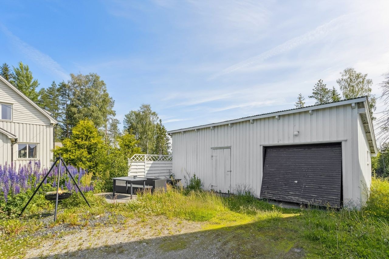 Frittstående garasje med bod på 40m² gir gode lagrings- og parkeringsmuligheter. Galleribilde