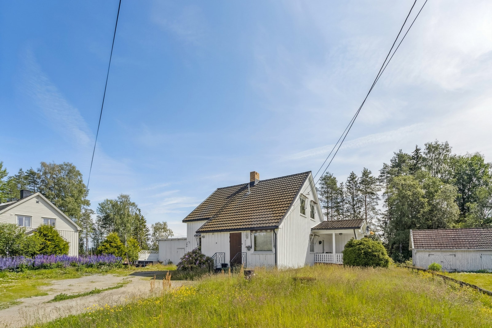 Deler av tomten fremstår med naturtomt med stedets naturlige vegetasjon. Utearealet har behov for litt omsorg Galleribilde