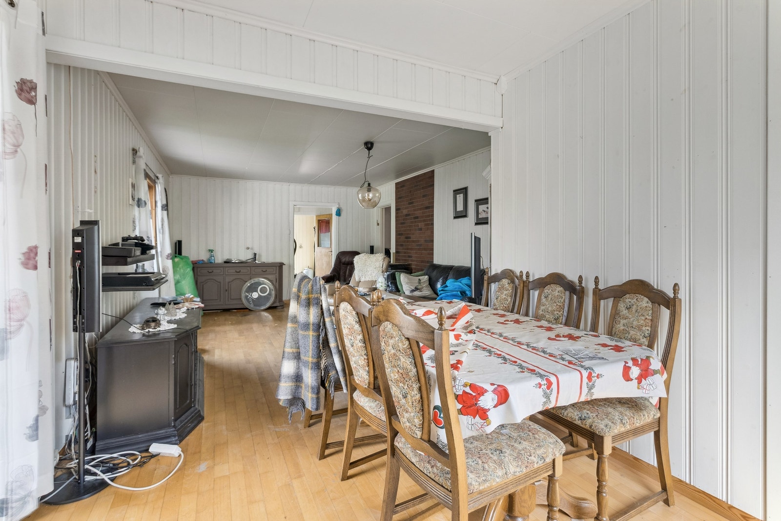 Spisestue med åpen løsning mot stuen gir rikelig plass til sosiale sammenkomster. Galleribilde