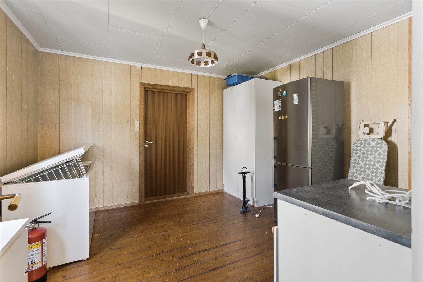 Praktisk bod i første etasje med gode muligheter for oppbevaring og lagring. Galleribilde