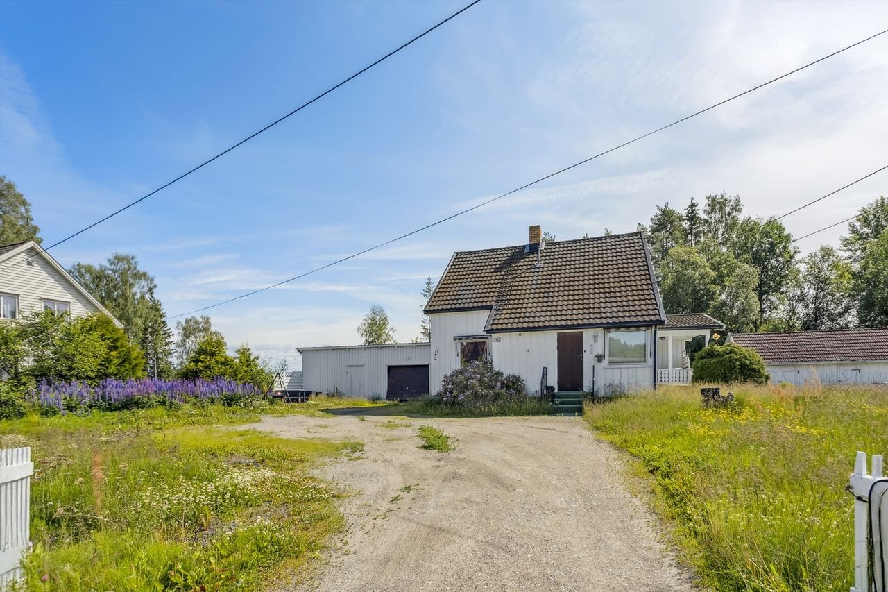 Eldre enebolig med klassisk fasade og romslig og solrik tomt. Galleribilde