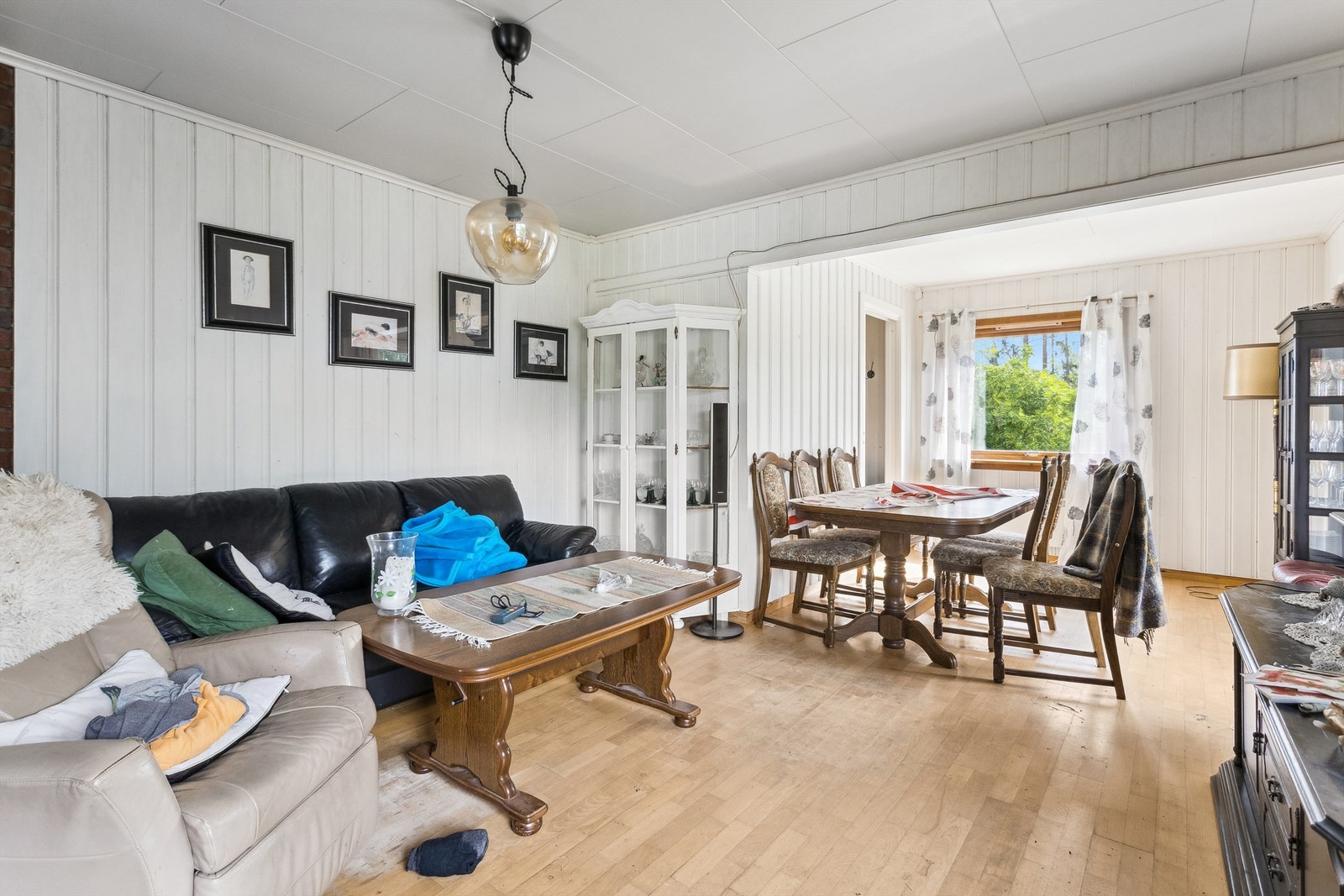 Store vindusflater slipper inn mye dagslys og gjør rommet lyst og luftig Galleribilde