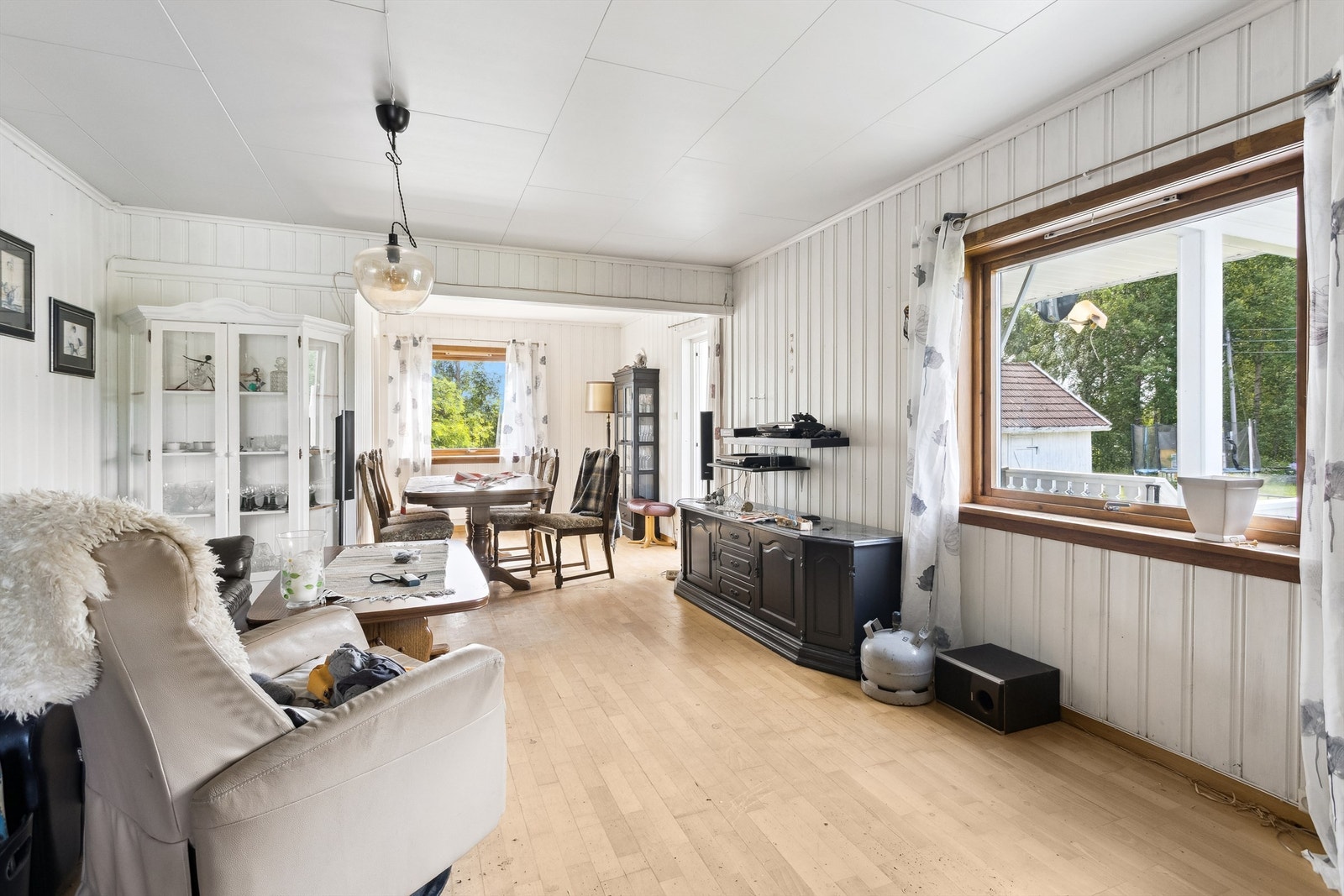 Stue og spisestue i åpen løsning gir romslig atmosfære og fleksibel innredning. Galleribilde