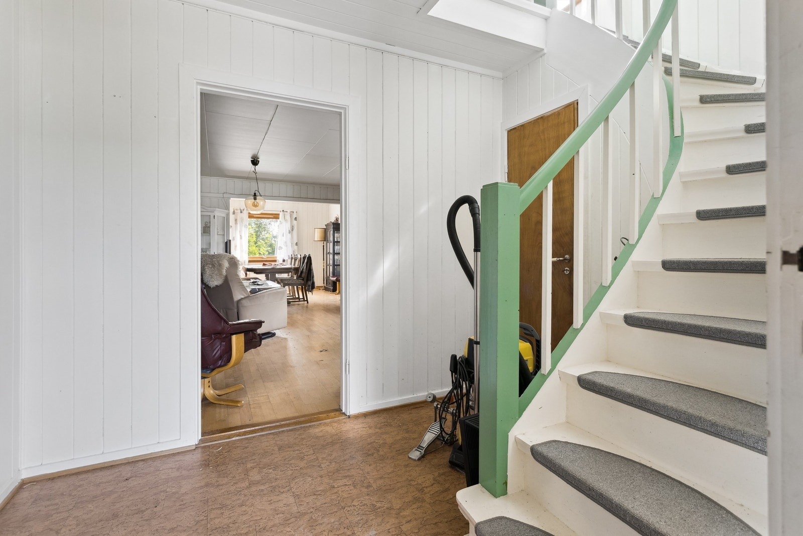 Velkommen inn! Lys entré med trapp til andre etasje og direkte adkomst til stue og kjøkken. Galleribilde