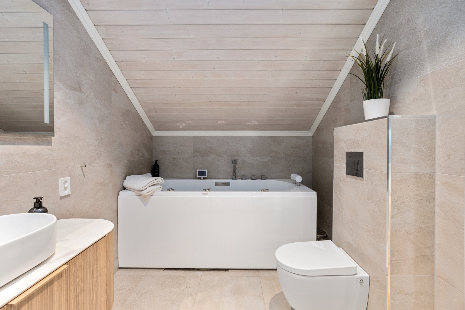 Badet har flislagte vegger og gulv, varmekabler og balansert ventilasjon. Galleribilde