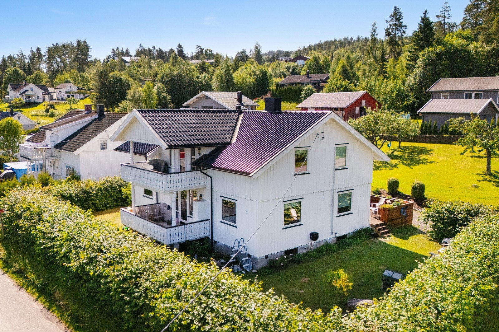 Stort eiet hjørnetomt på hele 1,6 mål, med skjermet hage og god plass til parkering. Galleribilde