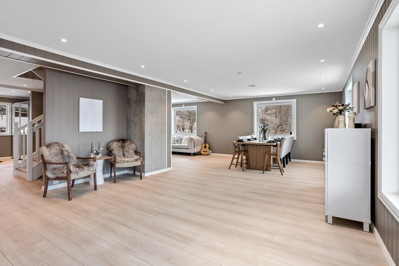 Åpen og luftig løsning gir en god romfølelse og mange møbleringsmuligheter. Galleribilde