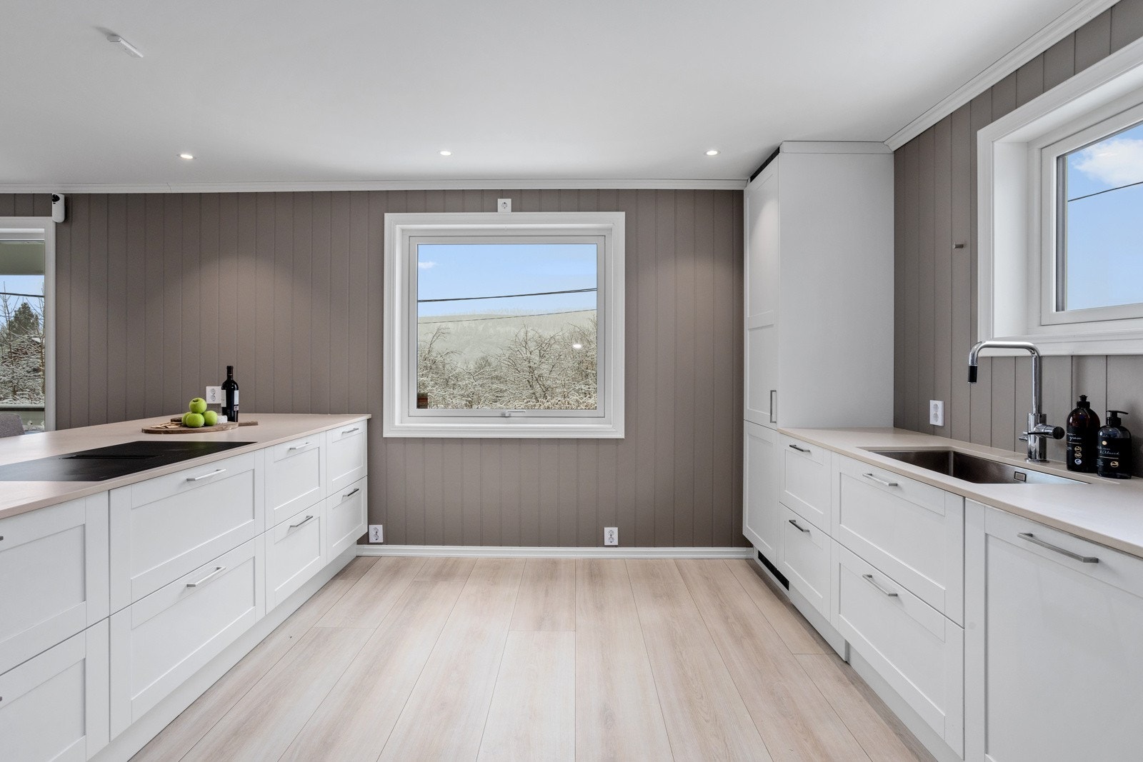 Kjøkkenet har gjennomtenkt løsning med god skap -og benkeplass. Galleribilde