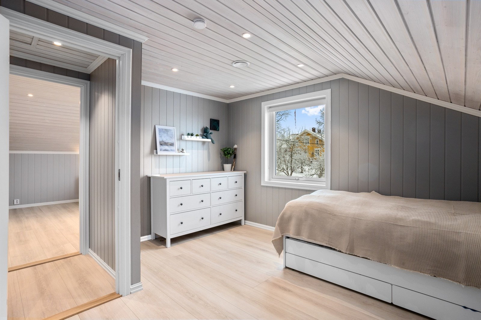 Alle som er malt i lune farger og har downlights i taket. Galleribilde