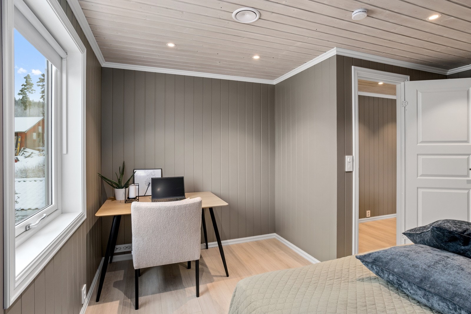 Rommet er malt i en avslappende farge og har god belysning fra downlights i taket. Galleribilde