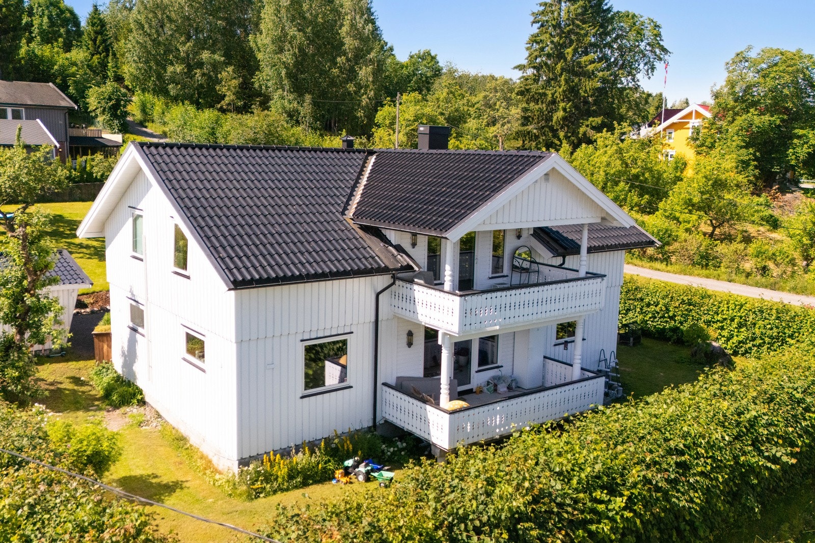 Stor hage som innbyr til lek og aktivitet for hele familien. Galleribilde