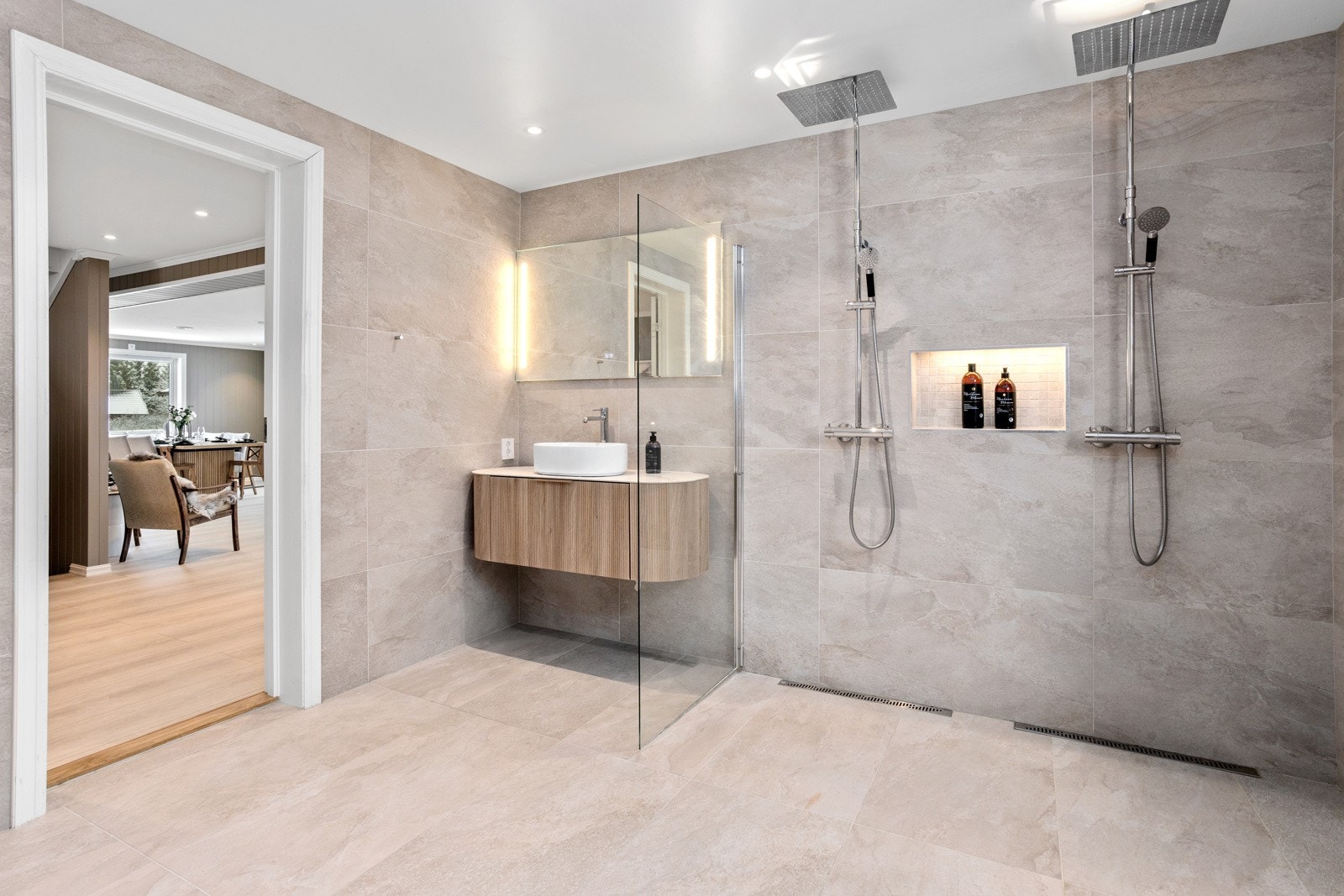 Badet ble totalrenovert i 2024 og har store fliser på vegger og gulv, gulvvarme, downlights og balansert ventilasjon. Galleribilde