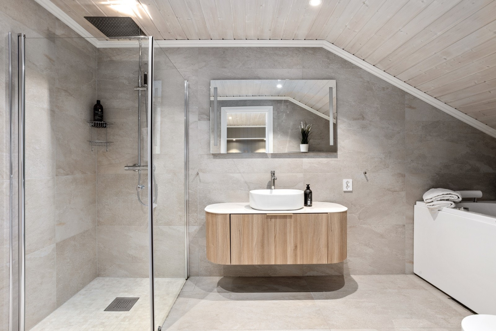 I 2. etasje er det et delikat bad med både dusj og badekar - ypperlig for barnefamilier. Galleribilde