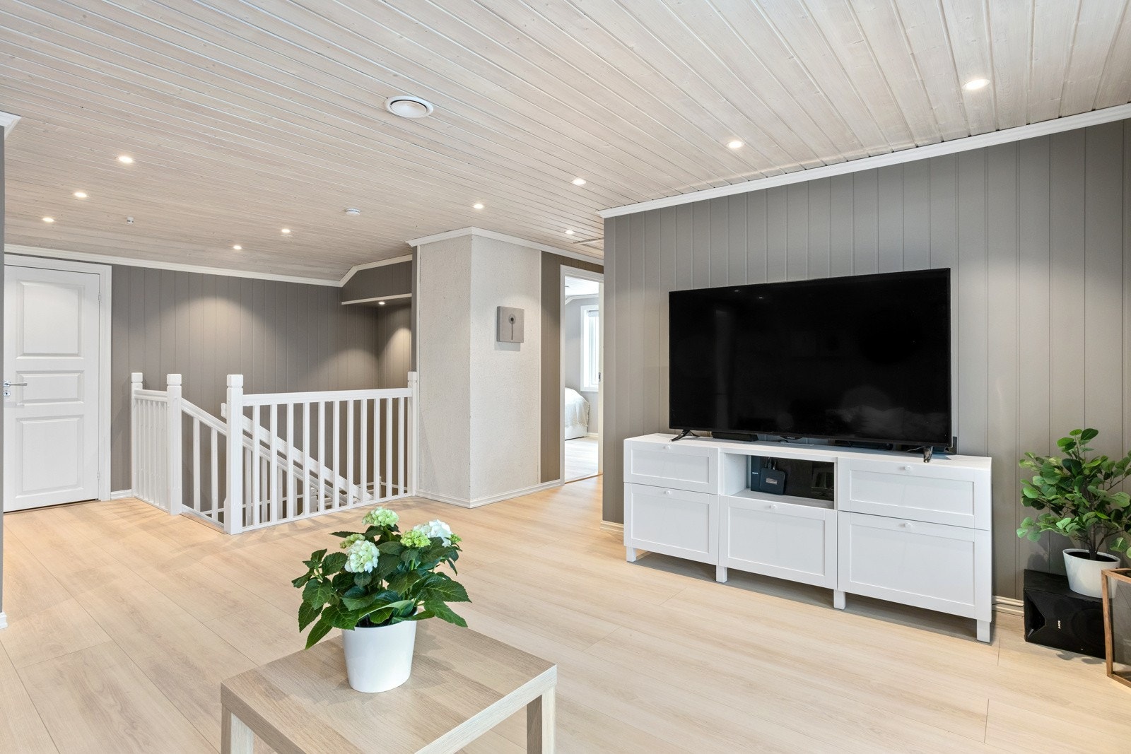 Ytterligere en stue i boligens 2. etasje. Et perfekt rom for egen tv-stue eller oppholdsrom til barna. Galleribilde