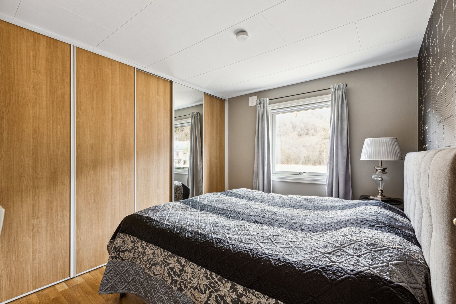 Hoved soverommet har en stor skyvedørsgarderobe med praktisk innredning. Galleribilde
