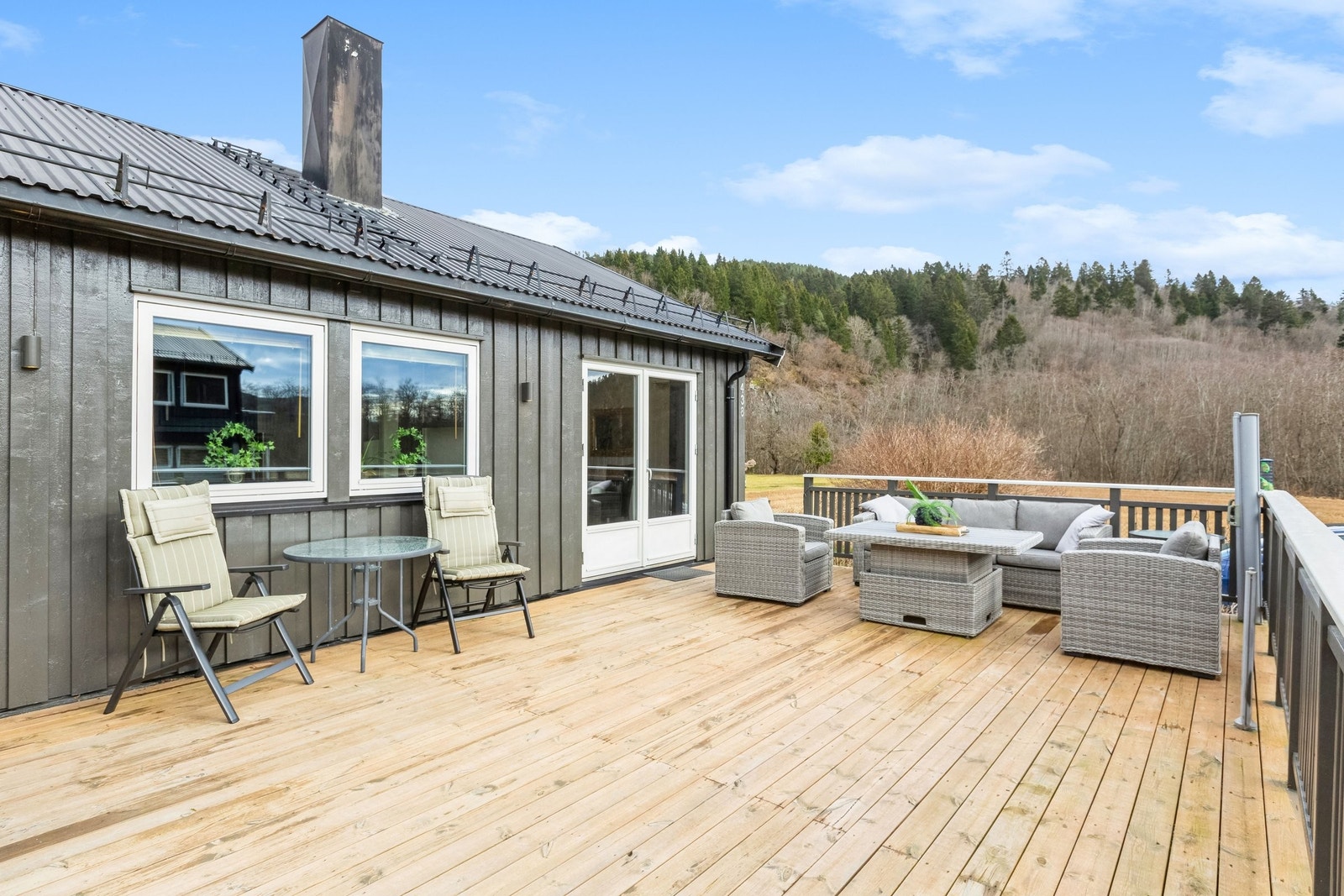 Trivelig terrasse med gode solforhold Galleribilde