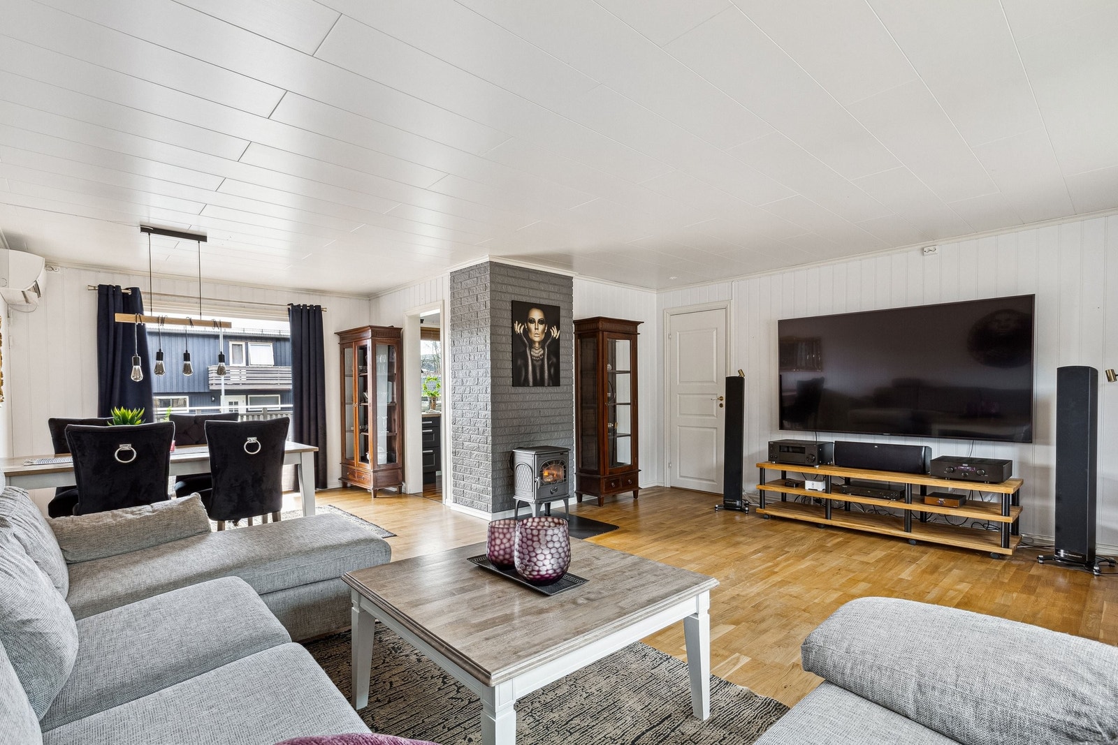 Mange muligheter for møblering i stuen. Galleribilde