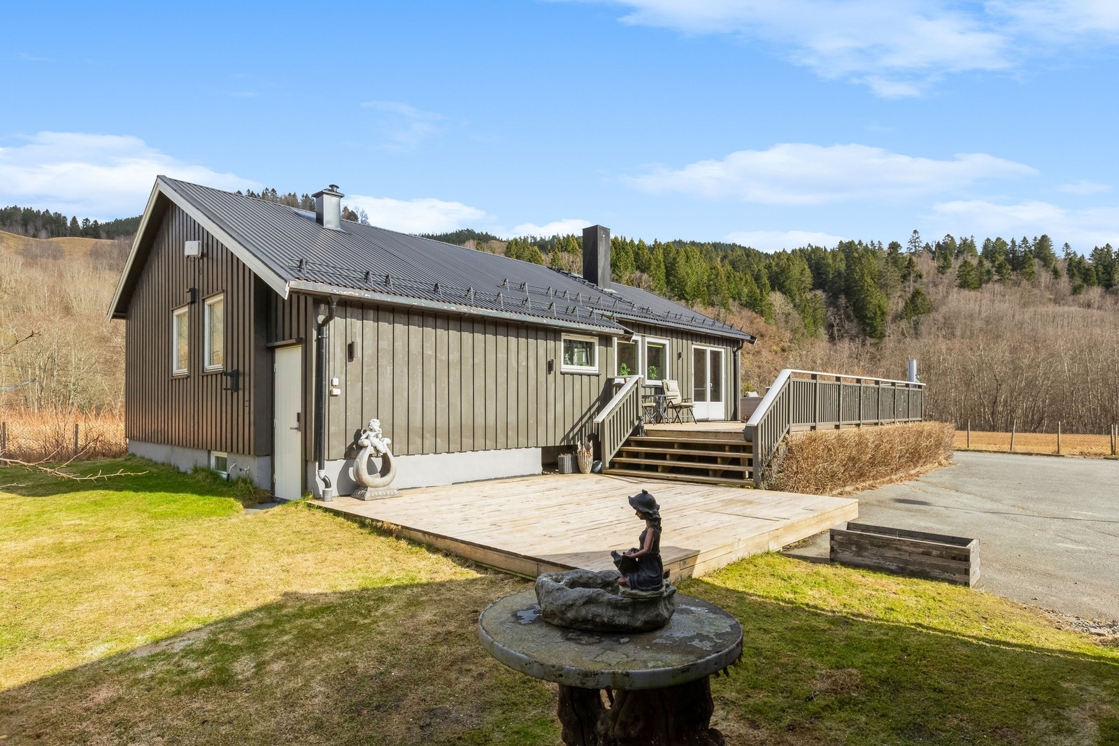 Platting med god plass til utemøbler etc. Galleribilde
