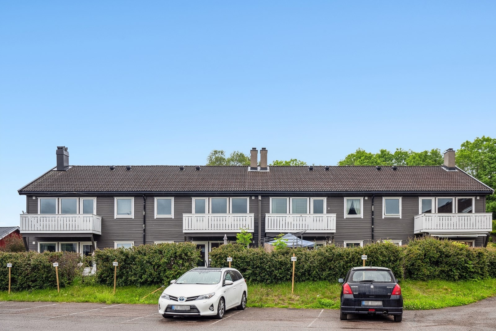 Leiligheten disponerer en egen parkeringsplass på sameiet sin tomt. Galleribilde