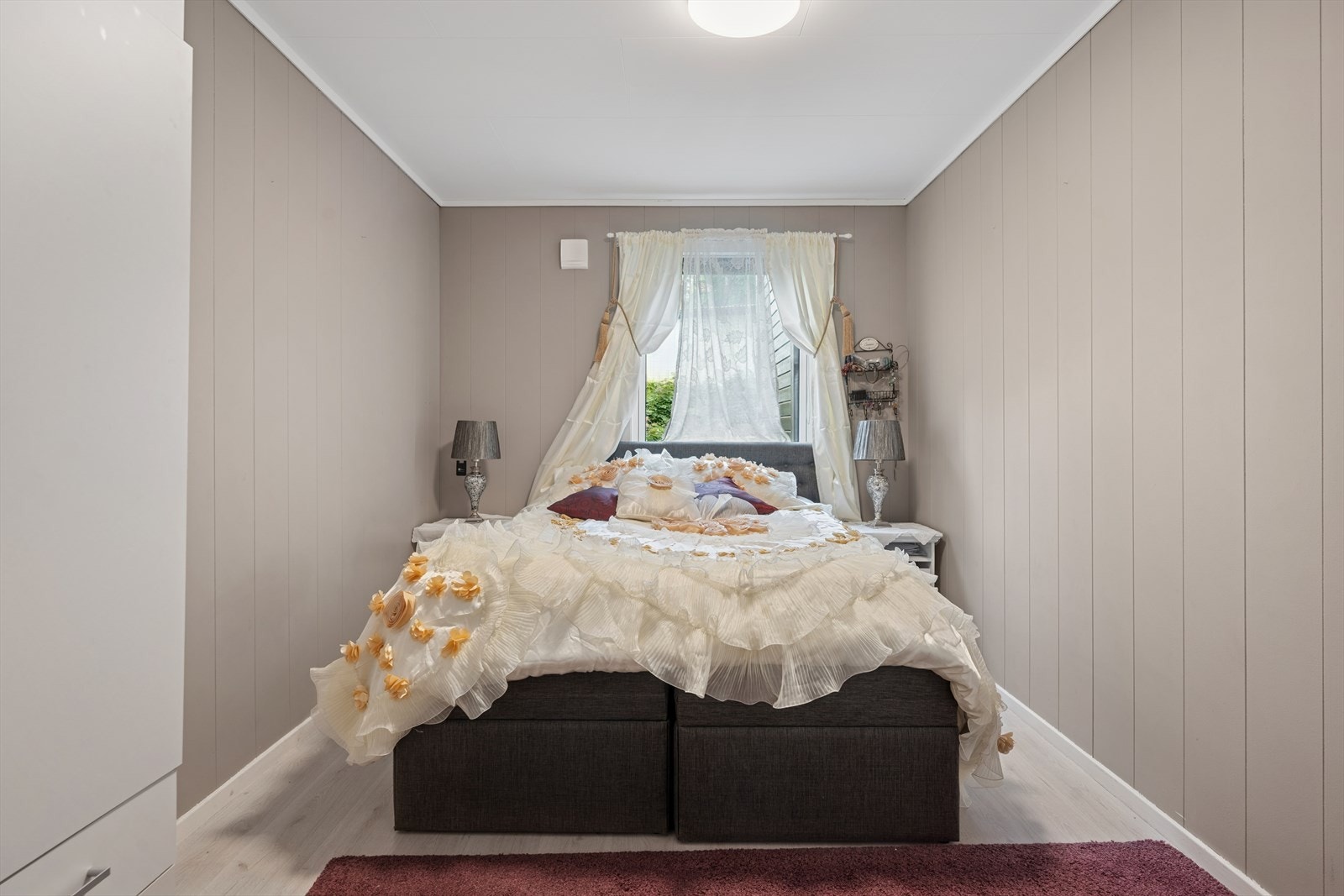 Begge rommene har god plass til seng med tilhørende nattbord og ønskede garderobeløsninger. Galleribilde