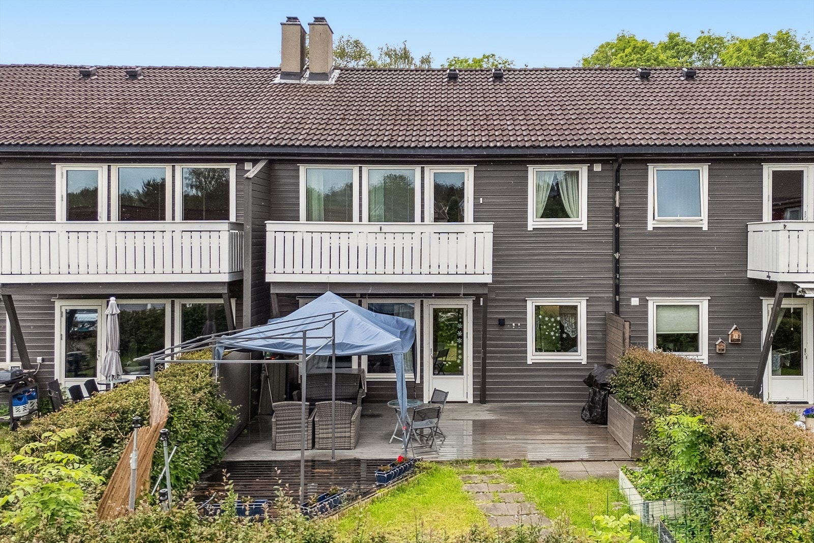 Bilde av uteplass og hage tatt i juni 2025. Galleribilde