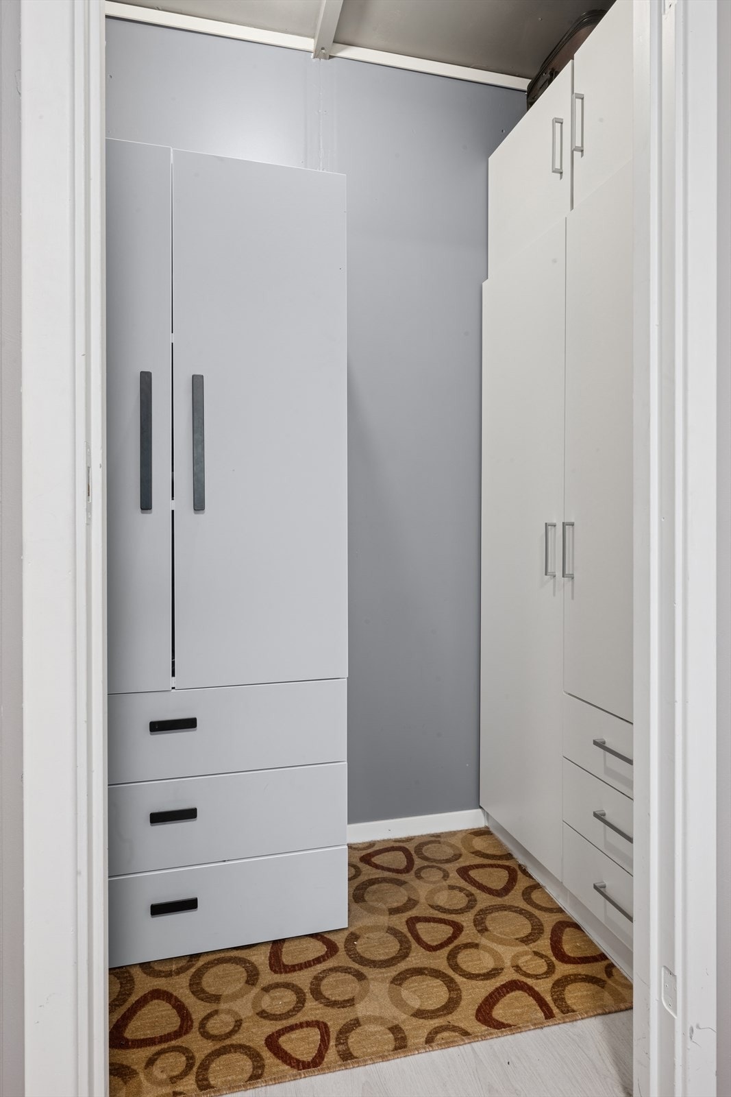 Bod/garderoberommet har fin plass til innredning med garderobeløsninger. Galleribilde