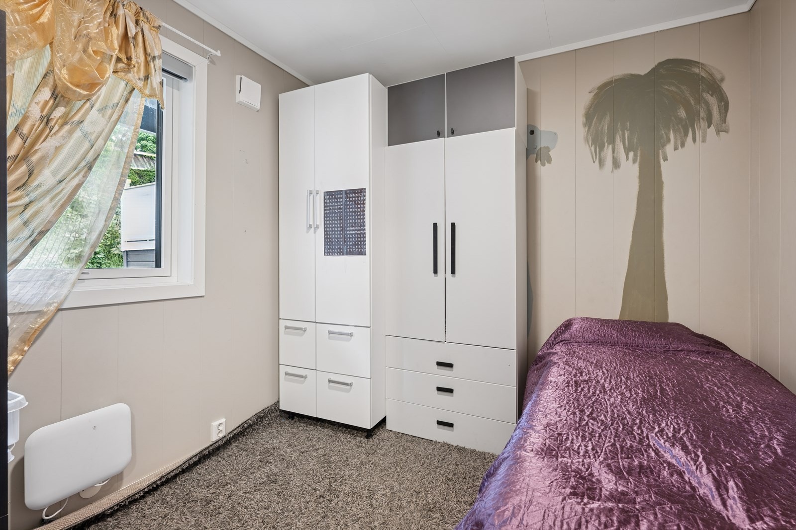 Rommet har på bakgrunn av sin fine størrelse er allsidige brukspotensiale og kan benyttes til både kontor, gjesterom, lekerom og bibliotek. Galleribilde