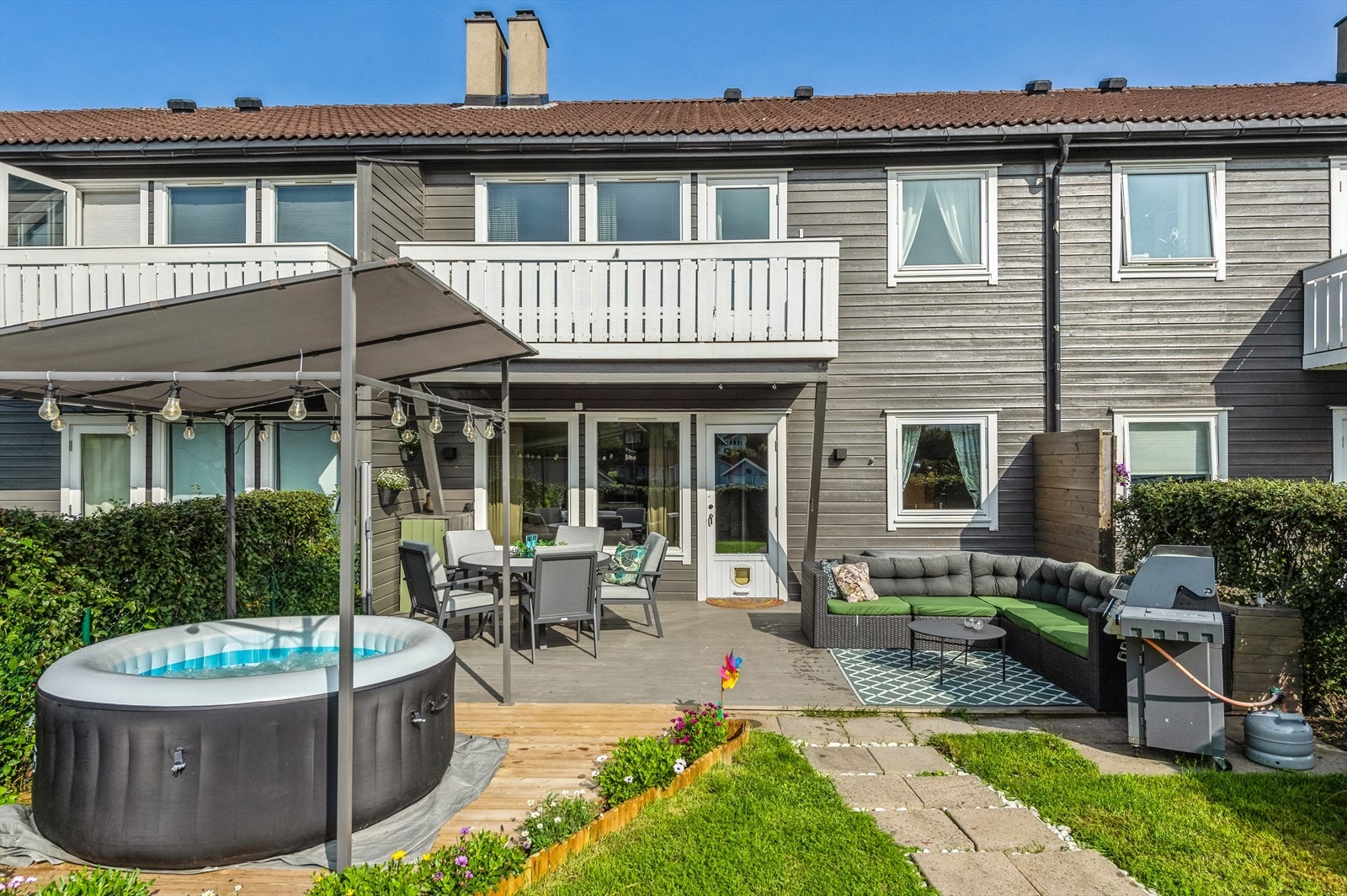 Hageområdet er pent opparbeidet med plenområder, hekk og steinbelagt gangsti. Vi gjør oppmerksom på at bildet er tatt i regi av tidligere salg. Galleribilde