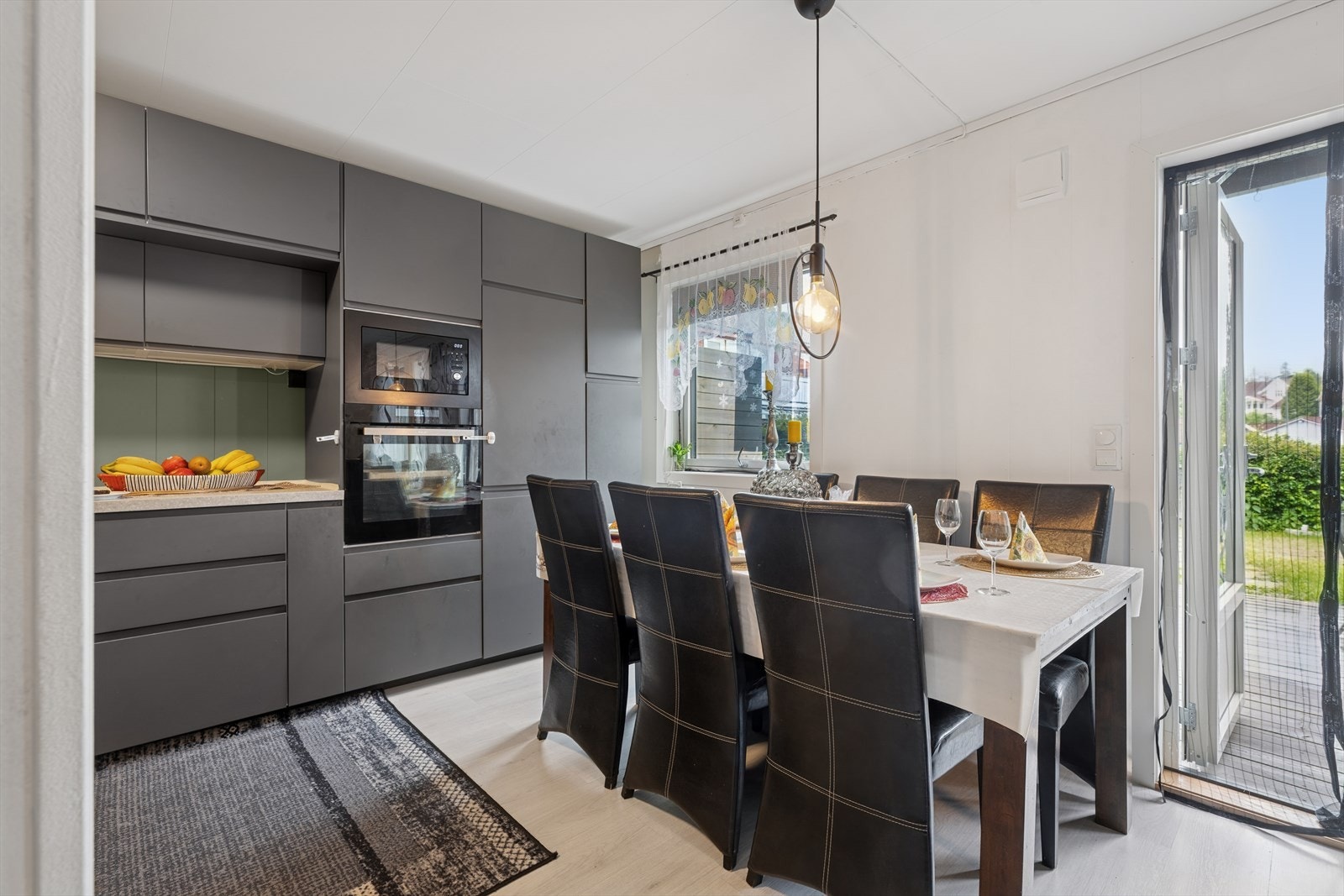 Det er fin plass til spisebord i sonen mellom kjøkkenet og stuen. Galleribilde