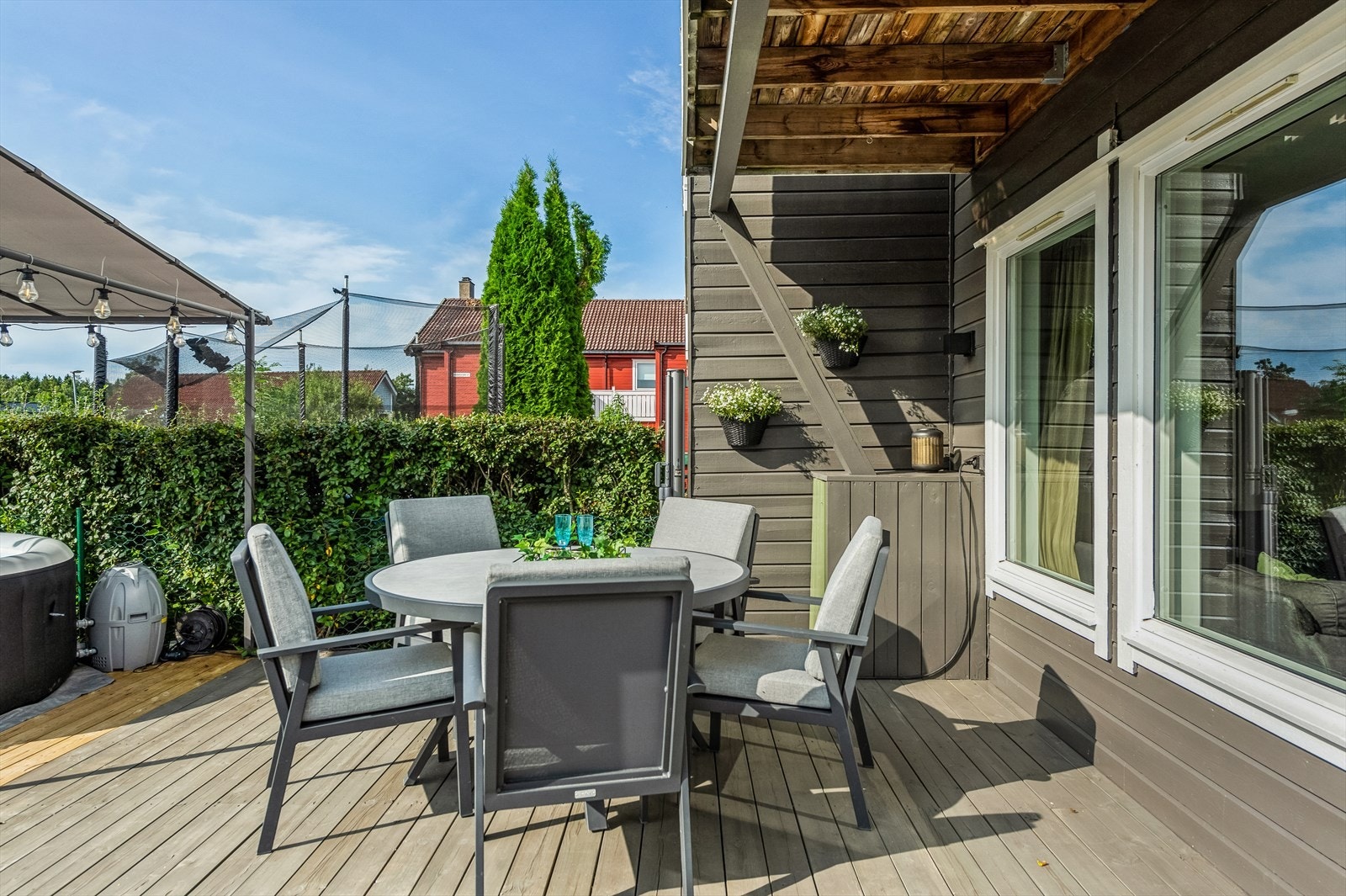 Leiligheten har et koselig terrasseområde med fine solforhold. Galleribilde