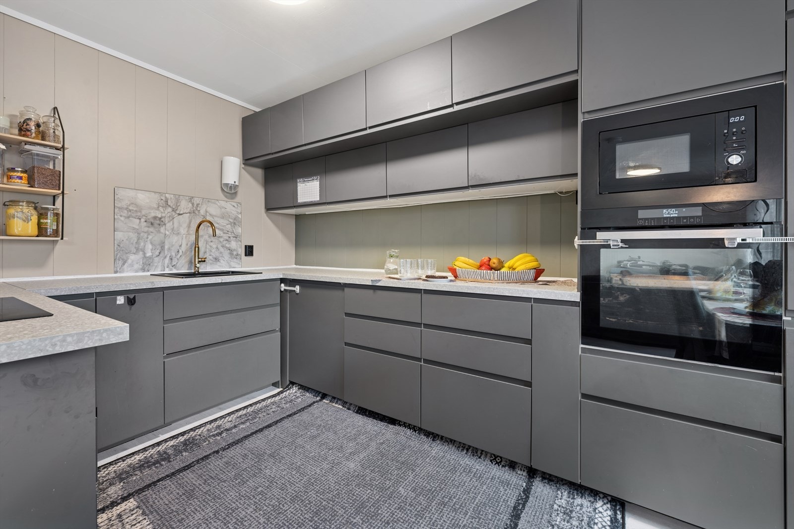 Kjøkkenet har fine kvaliteter som god benk- og skapplass og integrerte hvitevarer. Galleribilde