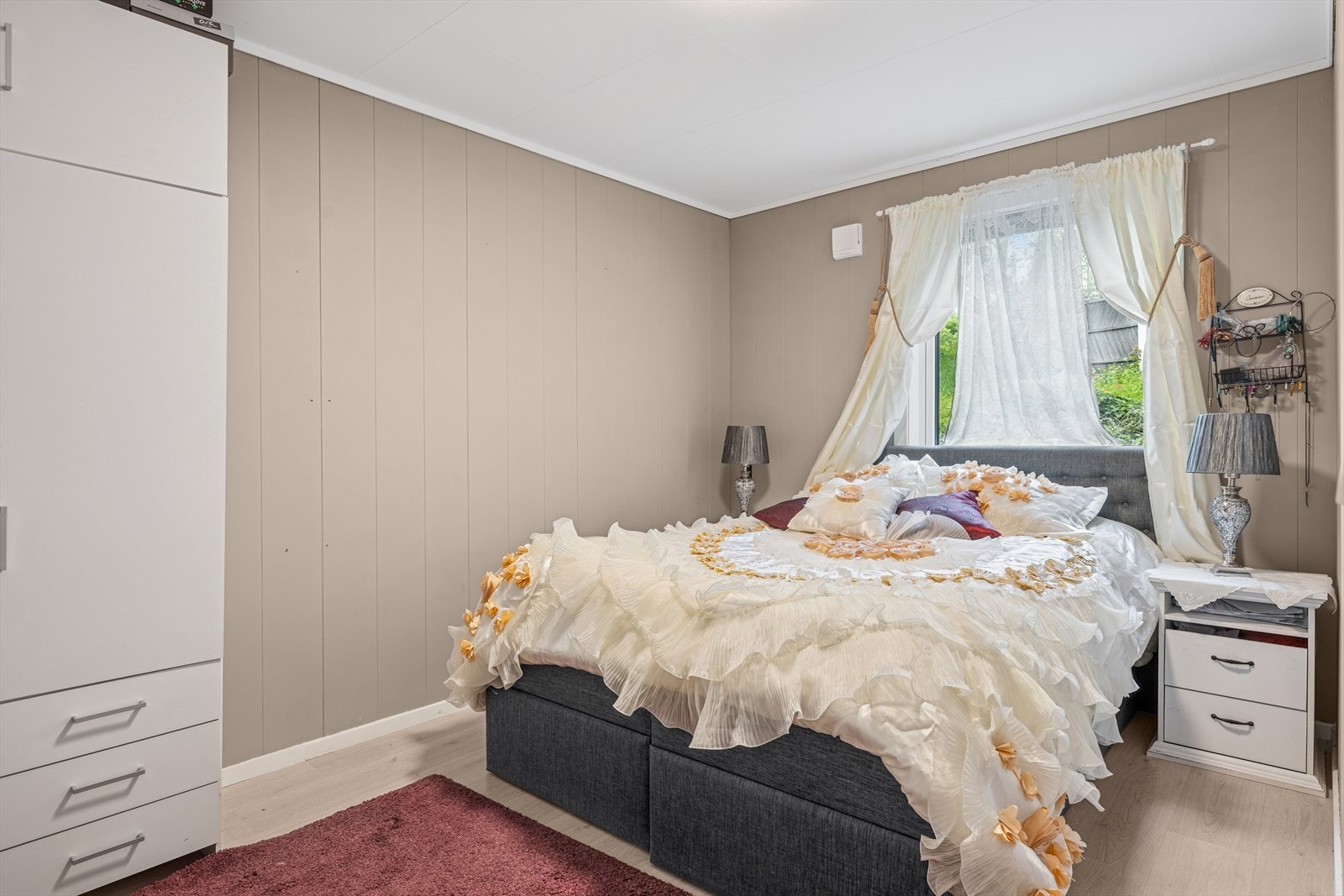 Leiligheten har to romslige soverom som er malt i moderne og behagelige farger. Galleribilde