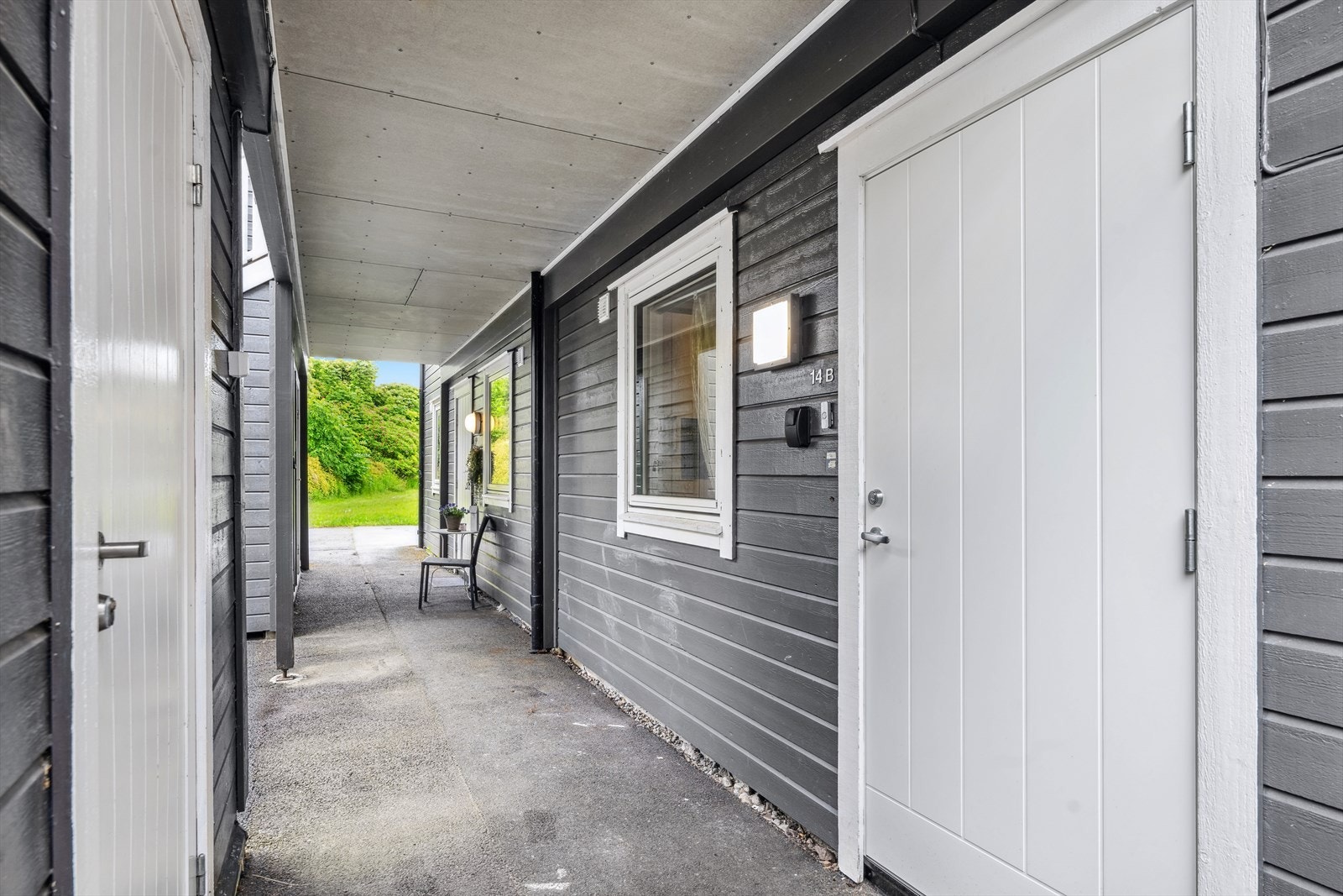 Leiligheten har et koselig og overbygget inngangsparti. Det er direkte adkomst fra inngangspartiet til en utvendig bod med innlagt strøm. Galleribilde