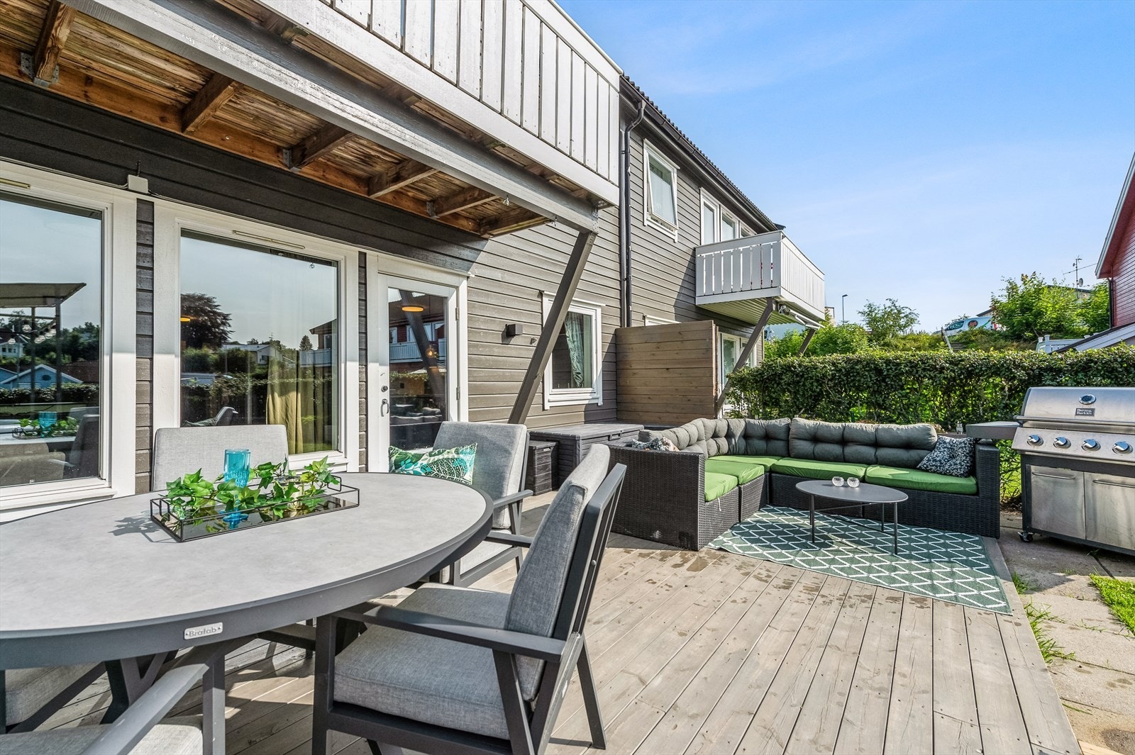 Fra stue og kjøkken er det direkte utgang til en stor og solrik terrasse med god plass til utemøbler. Vi gjør oppmerksom på at bildet er tatt i regi av tidligere salg. Galleribilde