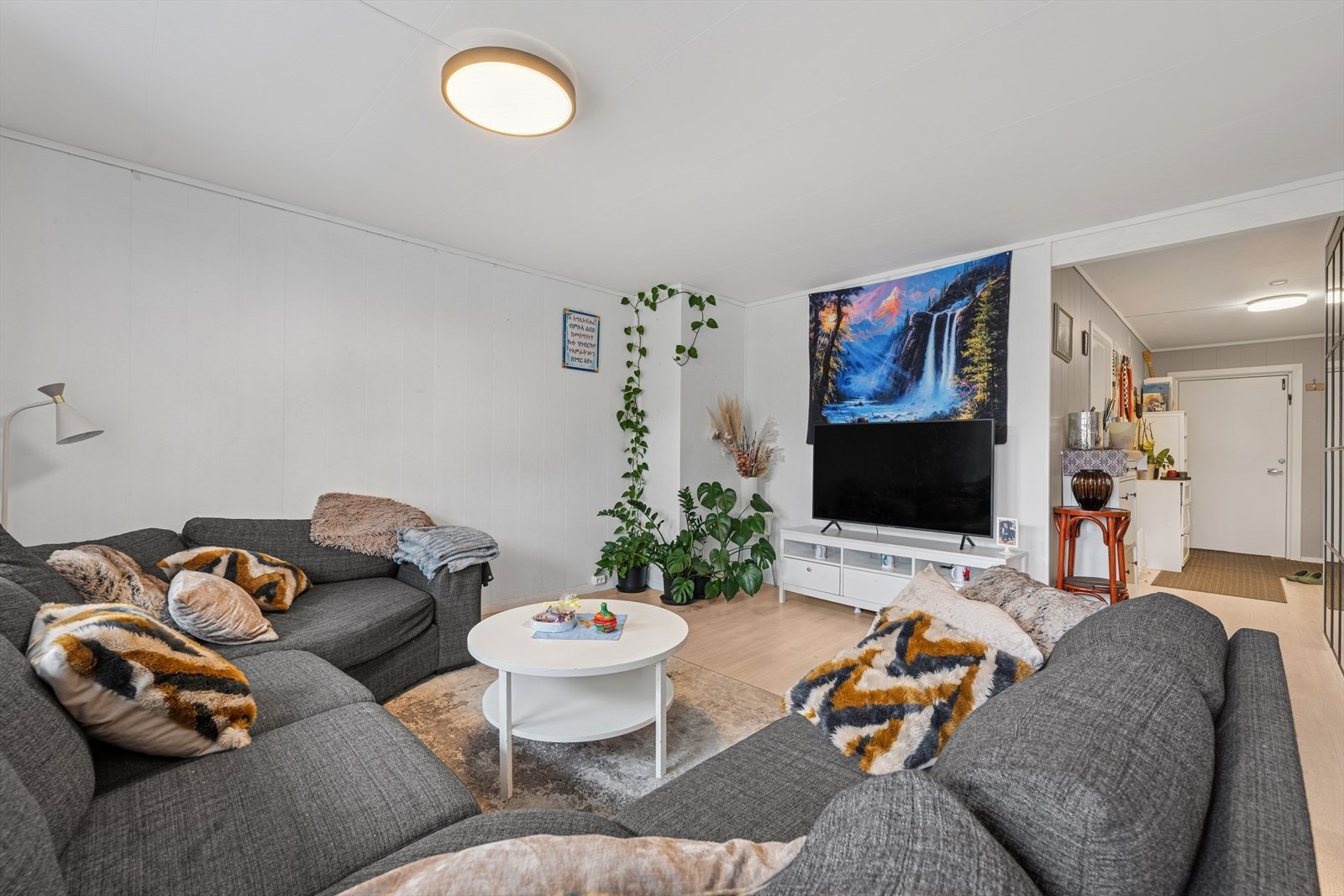 Rommet er pent gjennomført med malte vegger og laminatgulv. Galleribilde