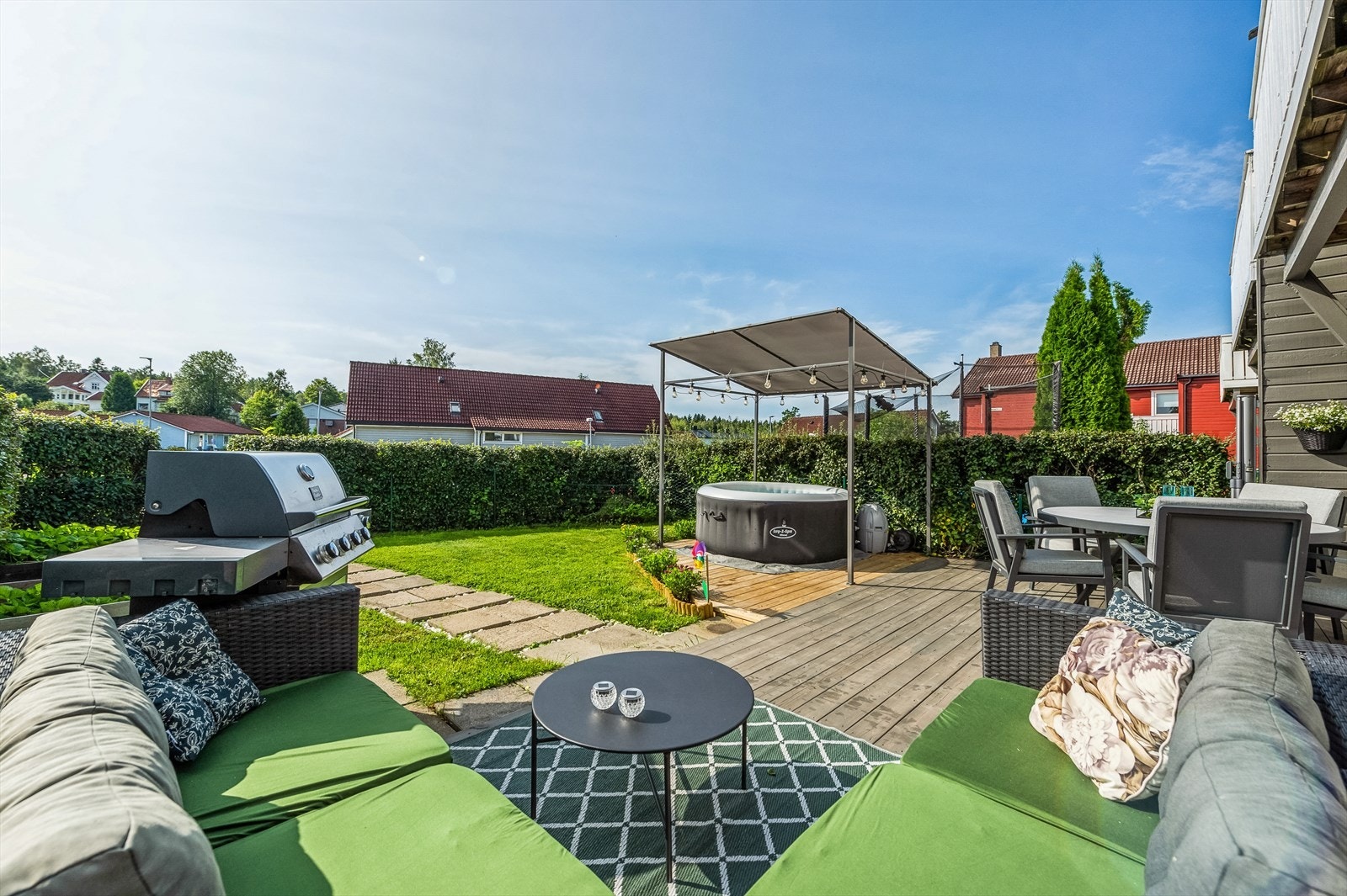 Det er videre adkomst til koselig og skjermet hageområde. Vi gjør oppmerksom på at bildet er tatt i regi av tidligere salg. Galleribilde