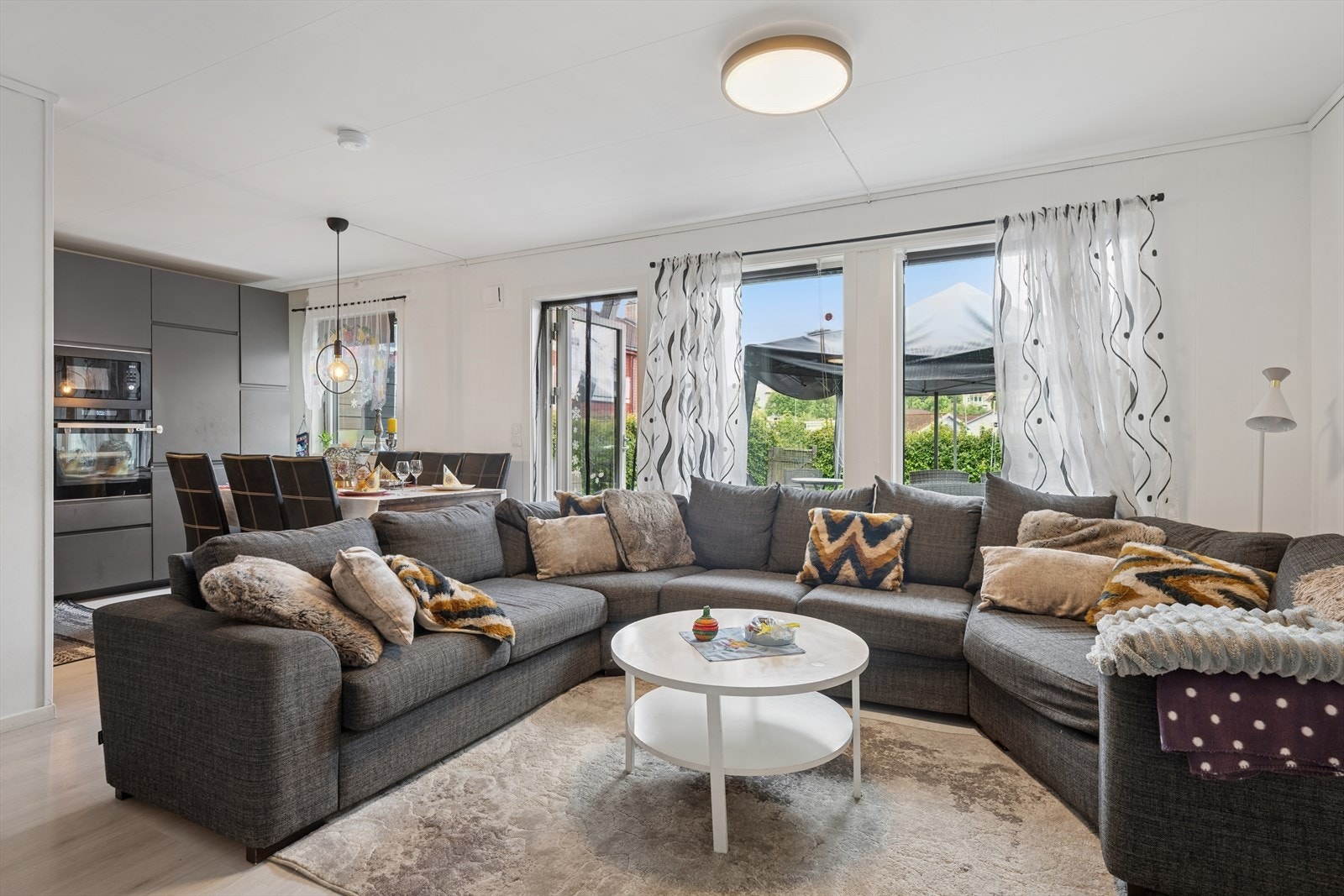 Det flere vinduer som slipper inn godt med dagslys. Vinduer og ytterdør er nylig byttet i regi av sameiet. Galleribilde