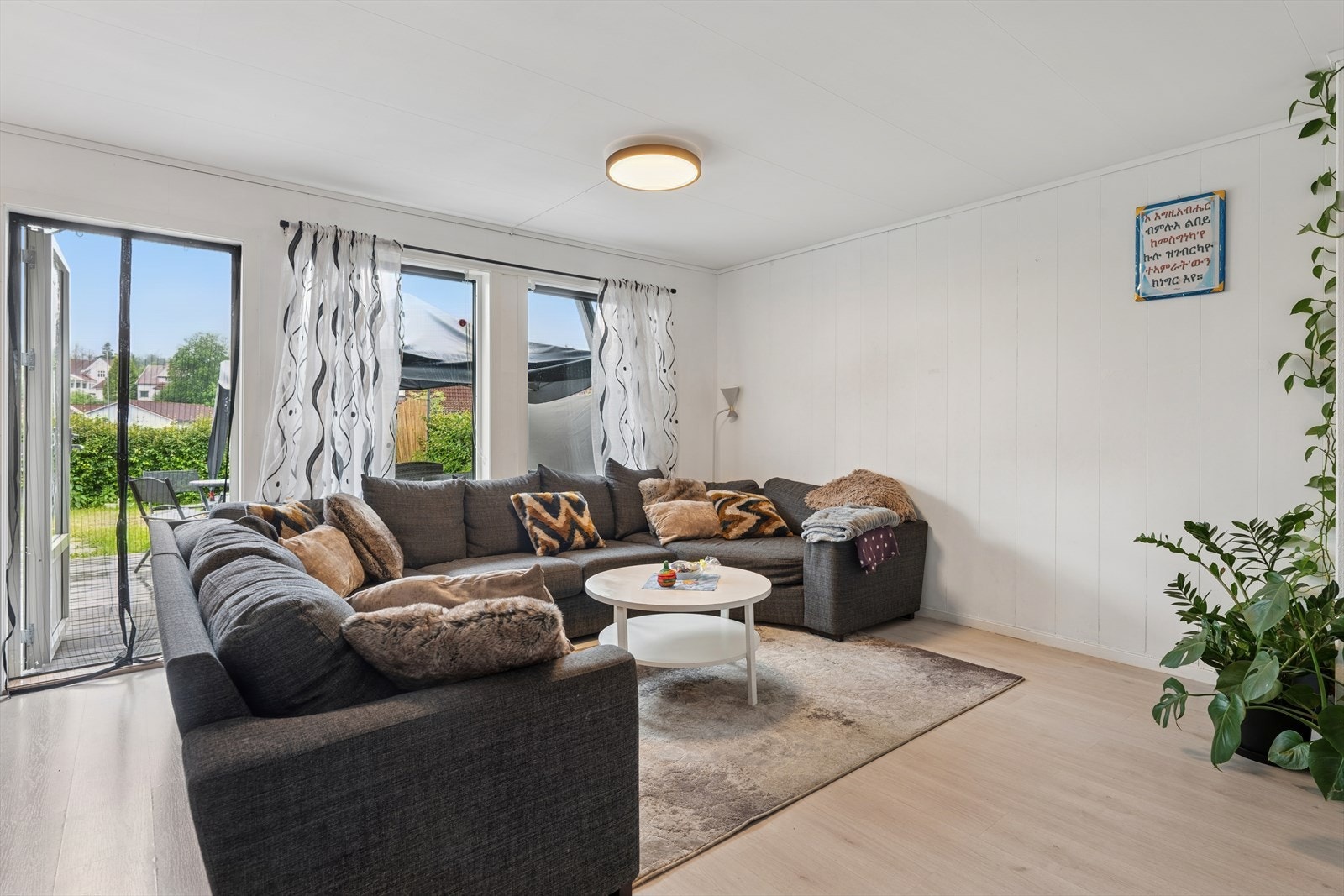 Lys og pen åpen stue og kjøkkenløsning med mange møbleringsmuligheter. Galleribilde