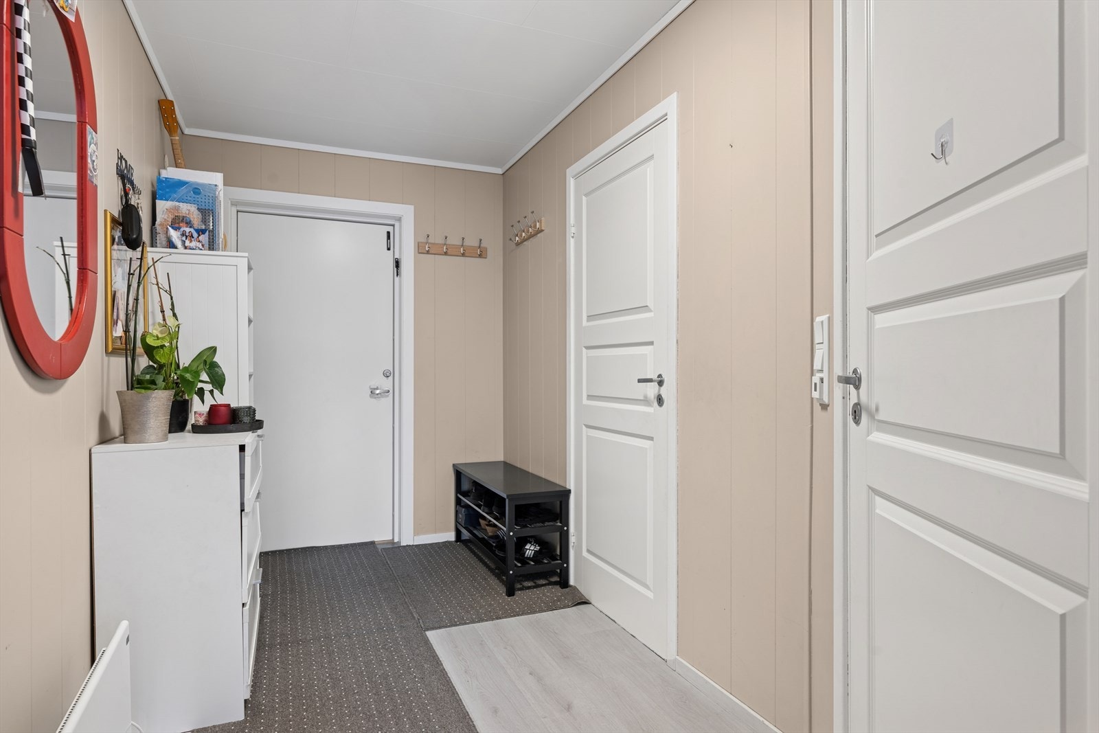 Lys og pen gang med fin plass til oppbevaring av sko og yttertøy. Galleribilde