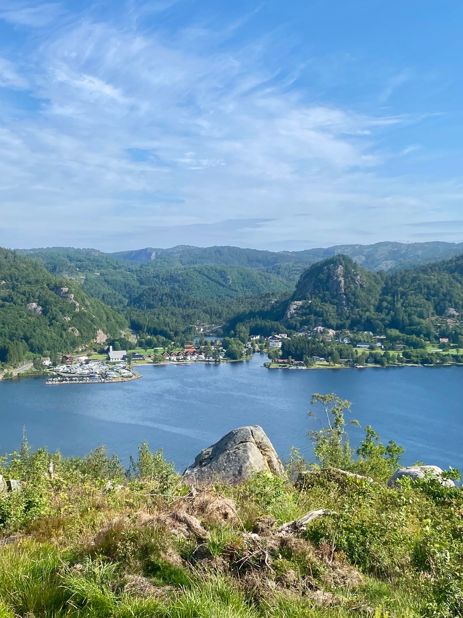 Kikker ned til campingplassen og alt båtlivet på fjorden. Galleribilde
