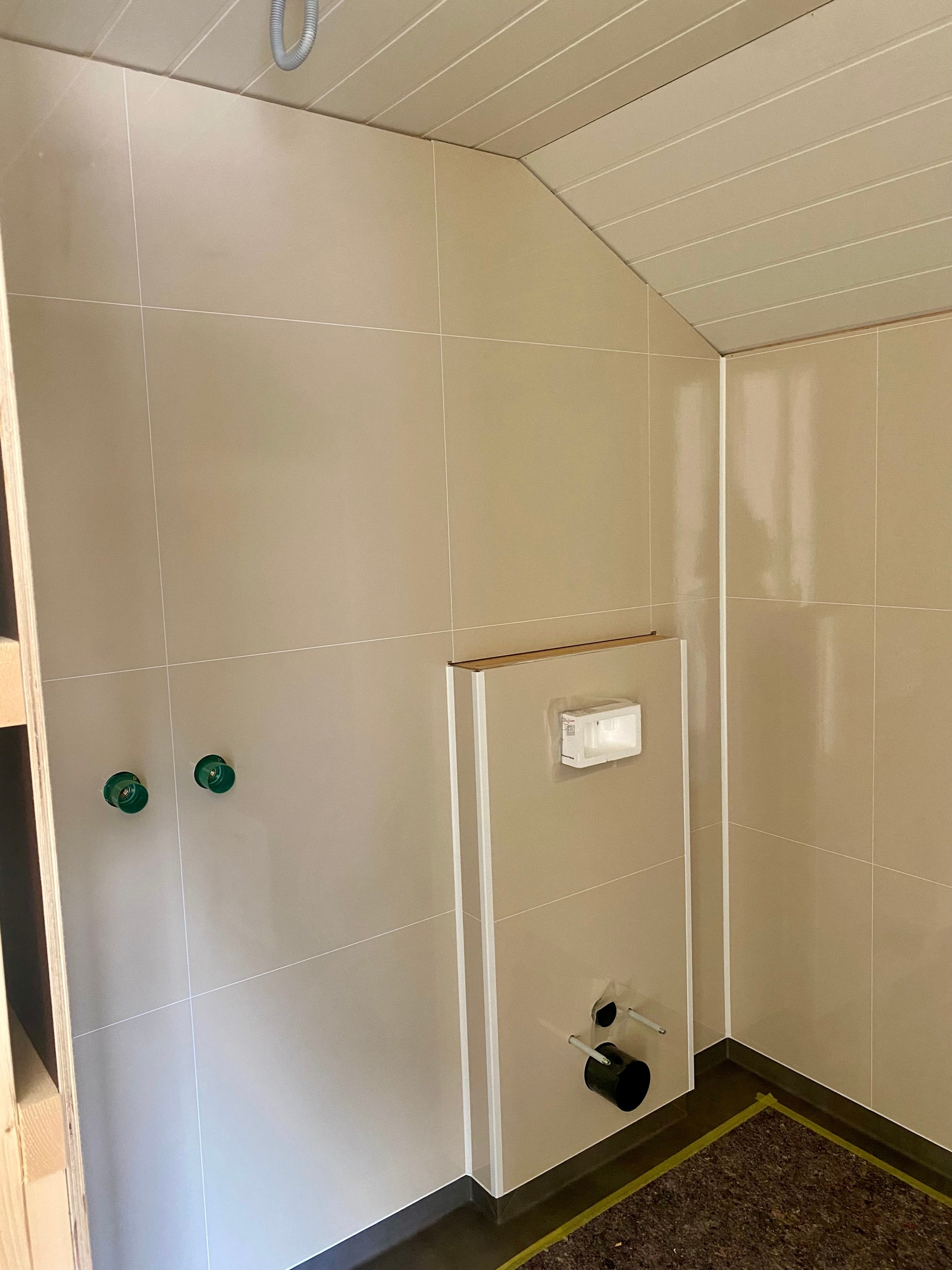 Nydelige baderoms plater på badet.
Bildet er fra andre etasje. Her er wc omgjort til bad med dusj.
Kunder kan selv velge farger på plater og belegg. Galleribilde