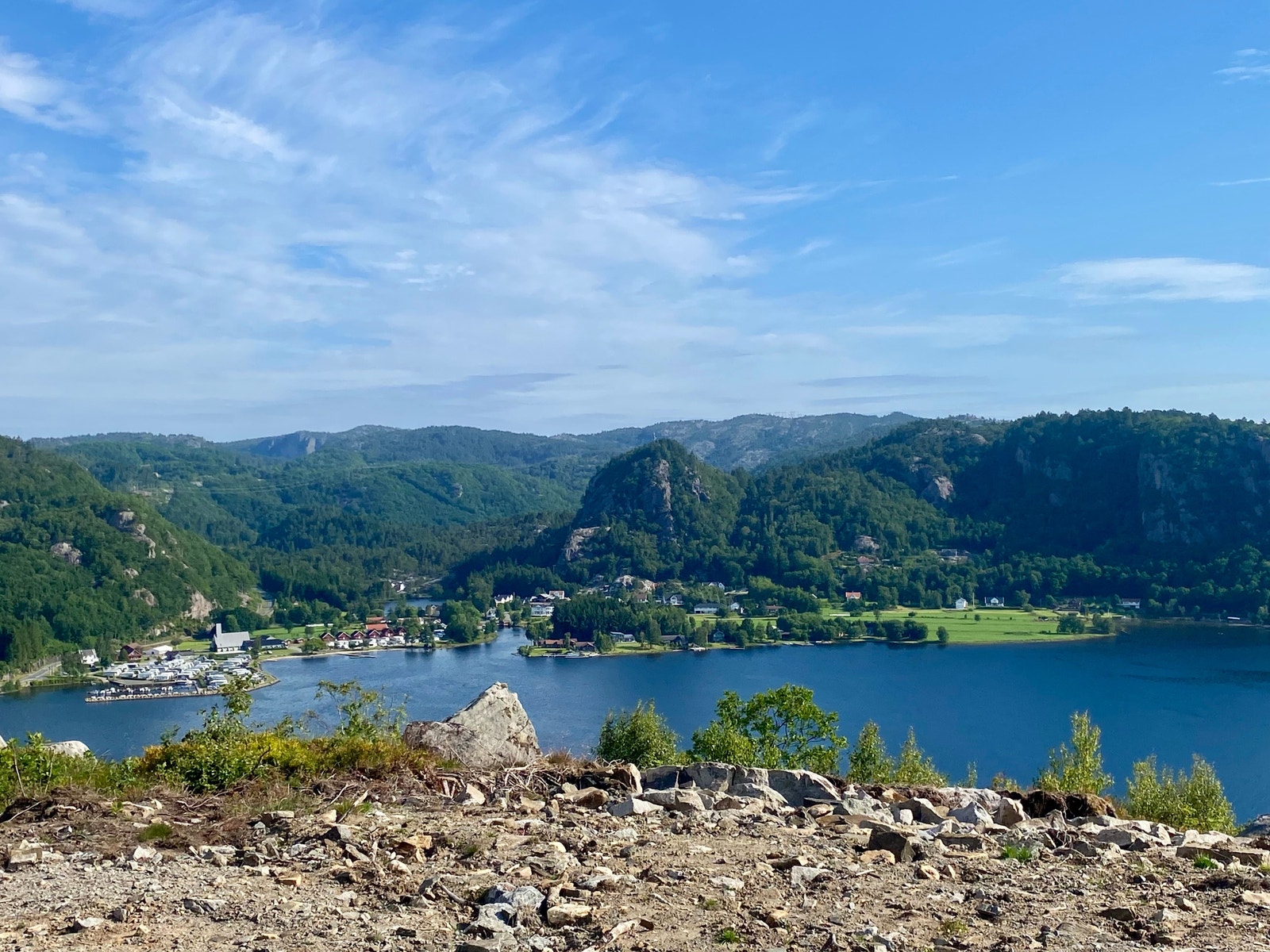Nydelig utsikt utover Åpta og fjorden. Galleribilde