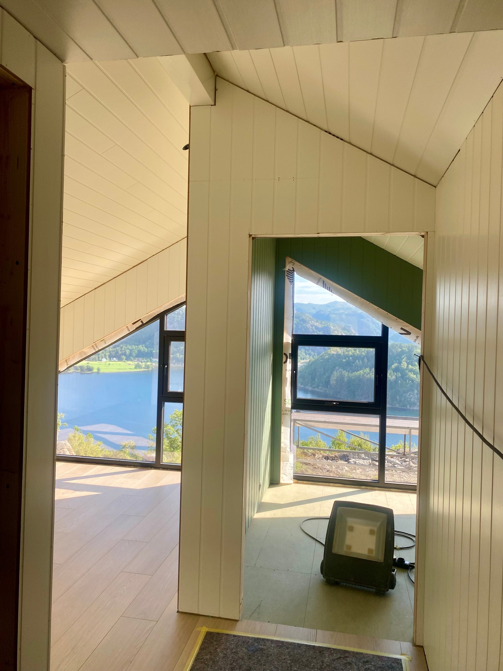 Loftstue og soverom i andre etasje med nydelige vinduer mot fjorden. Takhøyde på ca 3 m på det høyeste. Galleribilde