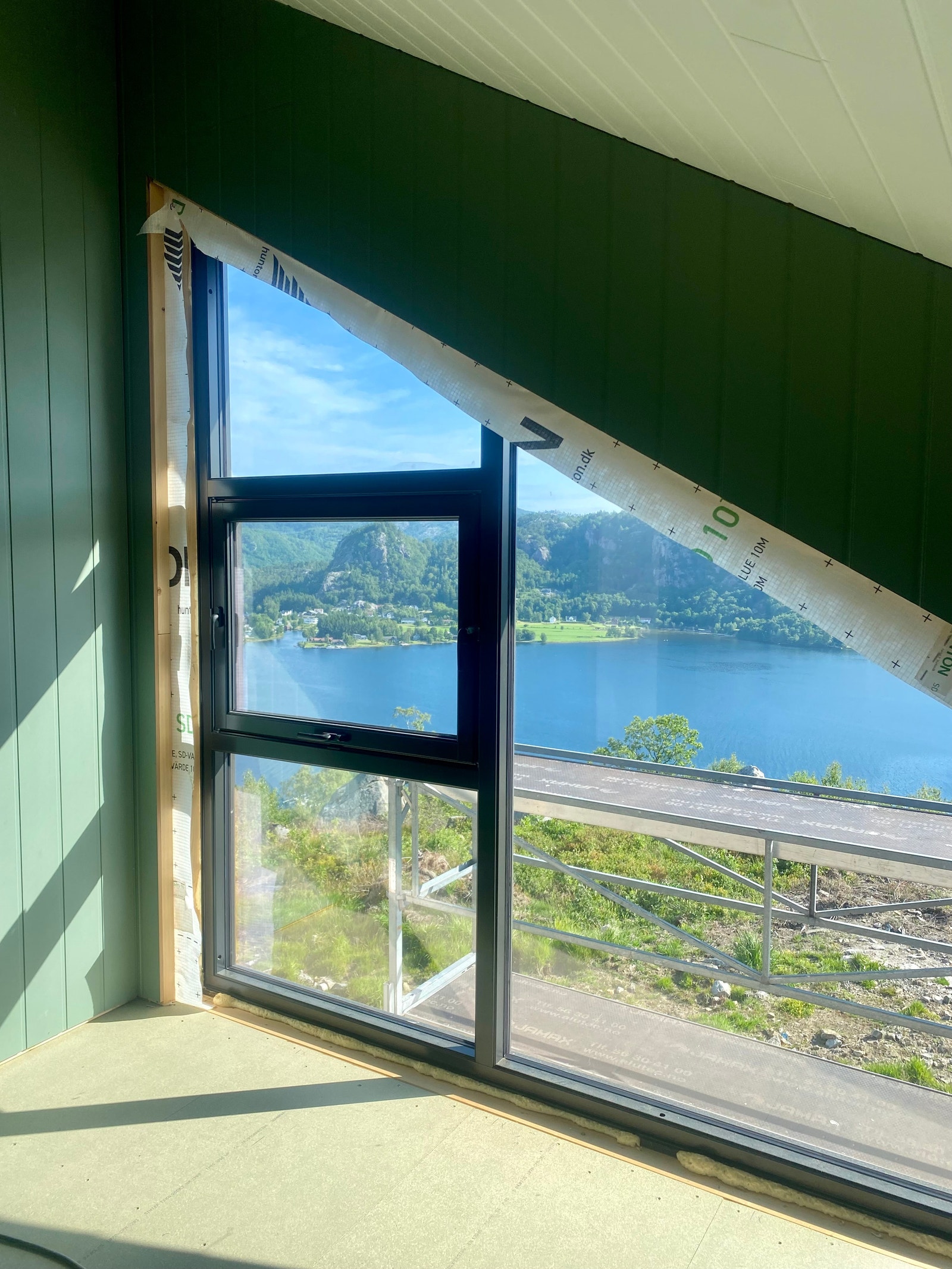 Ofte ser vi dette soverommet blir hoved soverom.
Her er det valgt en nydelig grønnfarge på alle soverommene. Galleribilde