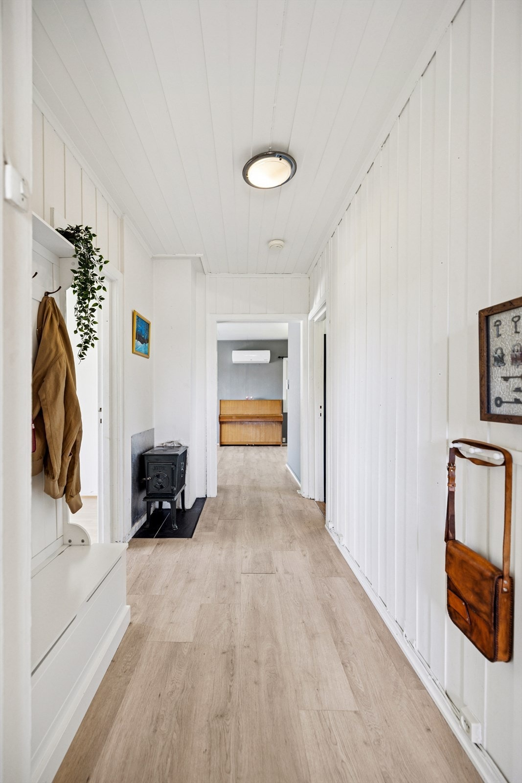 God plass til å henge fra seg ytterklær og sko. Galleribilde