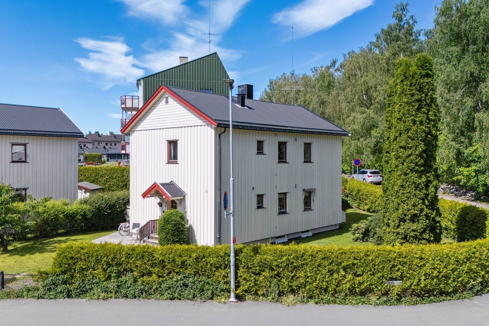 For ytterligere servicetilbud er det kort vei med buss ned til Hamar sentrum. Galleribilde