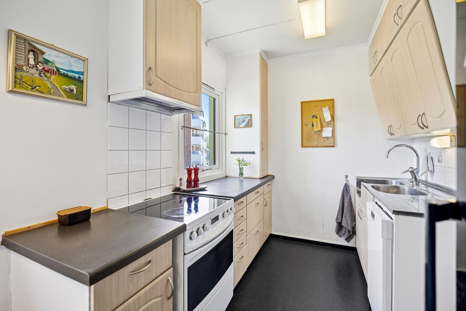 Det er utstyrt med kombiskap, komfyr og oppvaskmaskin. Galleribilde